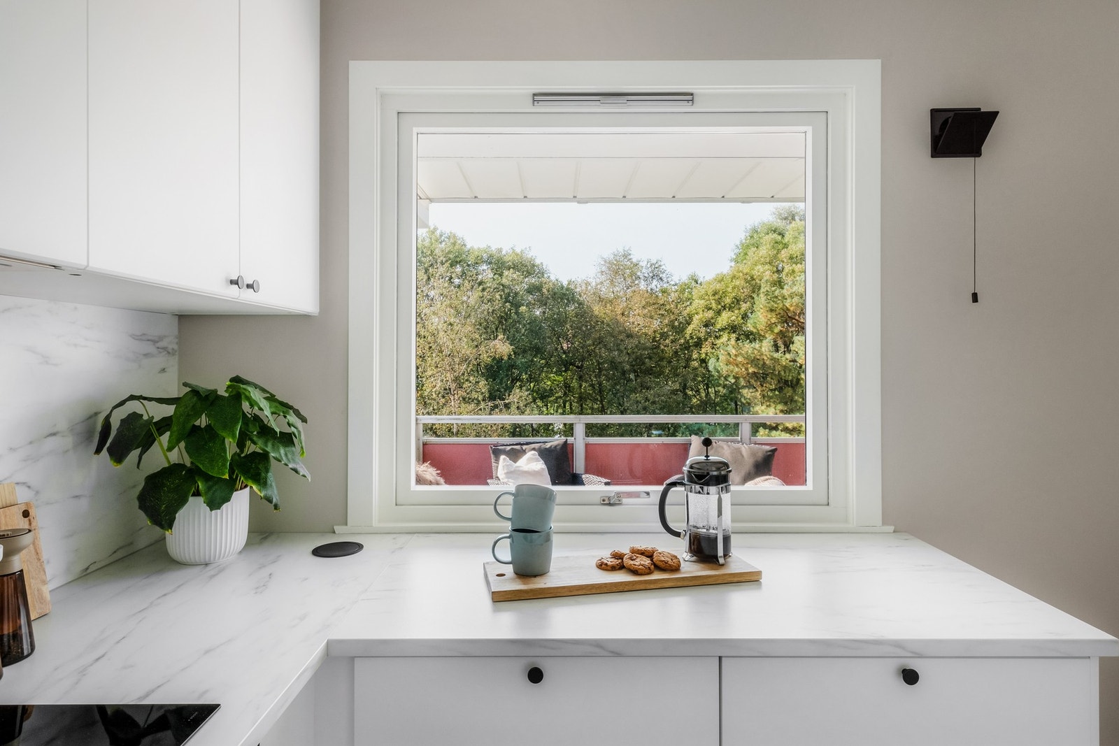 Kjøkkenet er utstyrt med ventilator, Aquastop og komfyrvakt, samt popup stikkontakt. Galleribilde