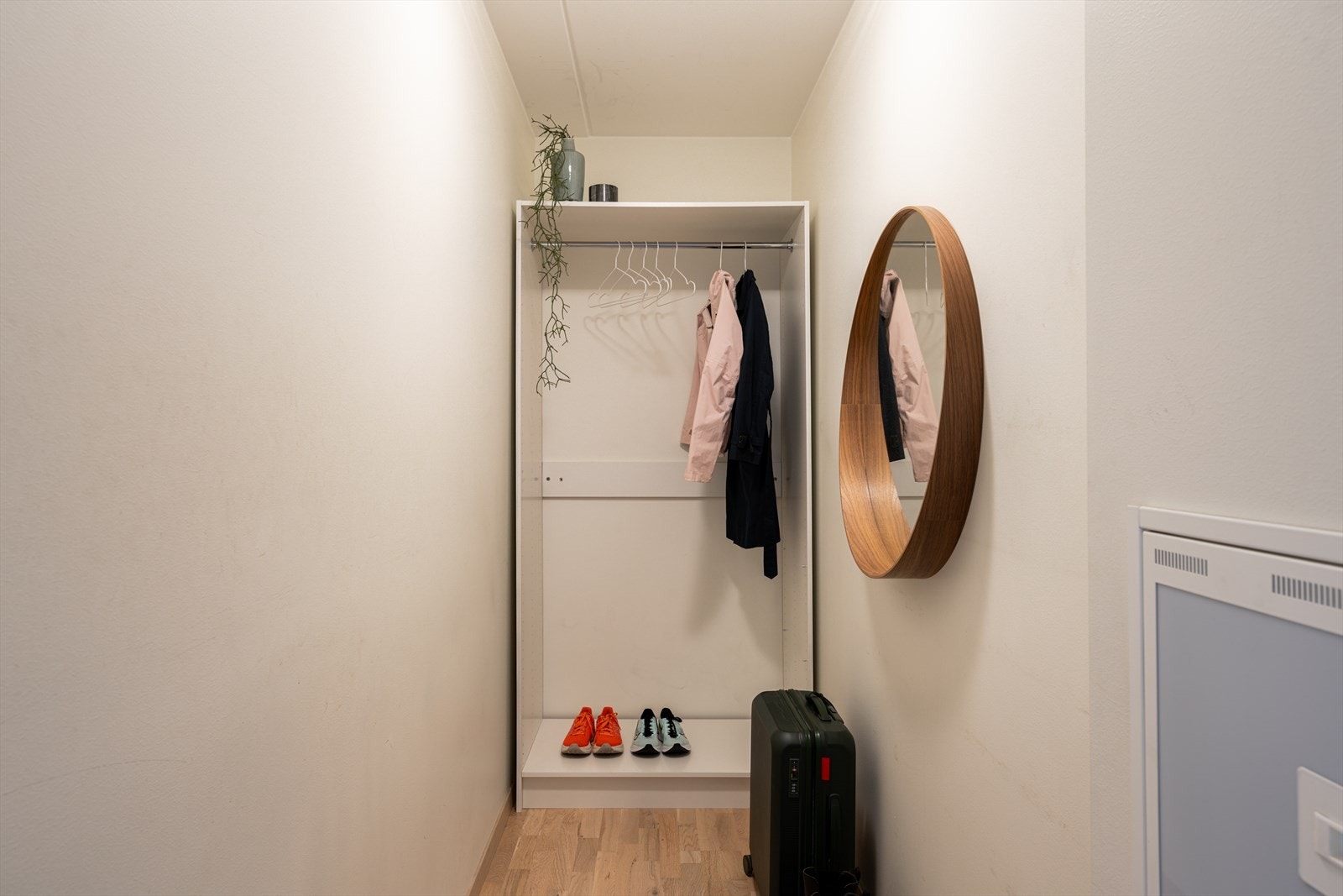 Entreen har i tillegg direkte inngang til egen bod/walk-in-closet om du vil. Her har du GOD oppbevaringsplass! Galleribilde
