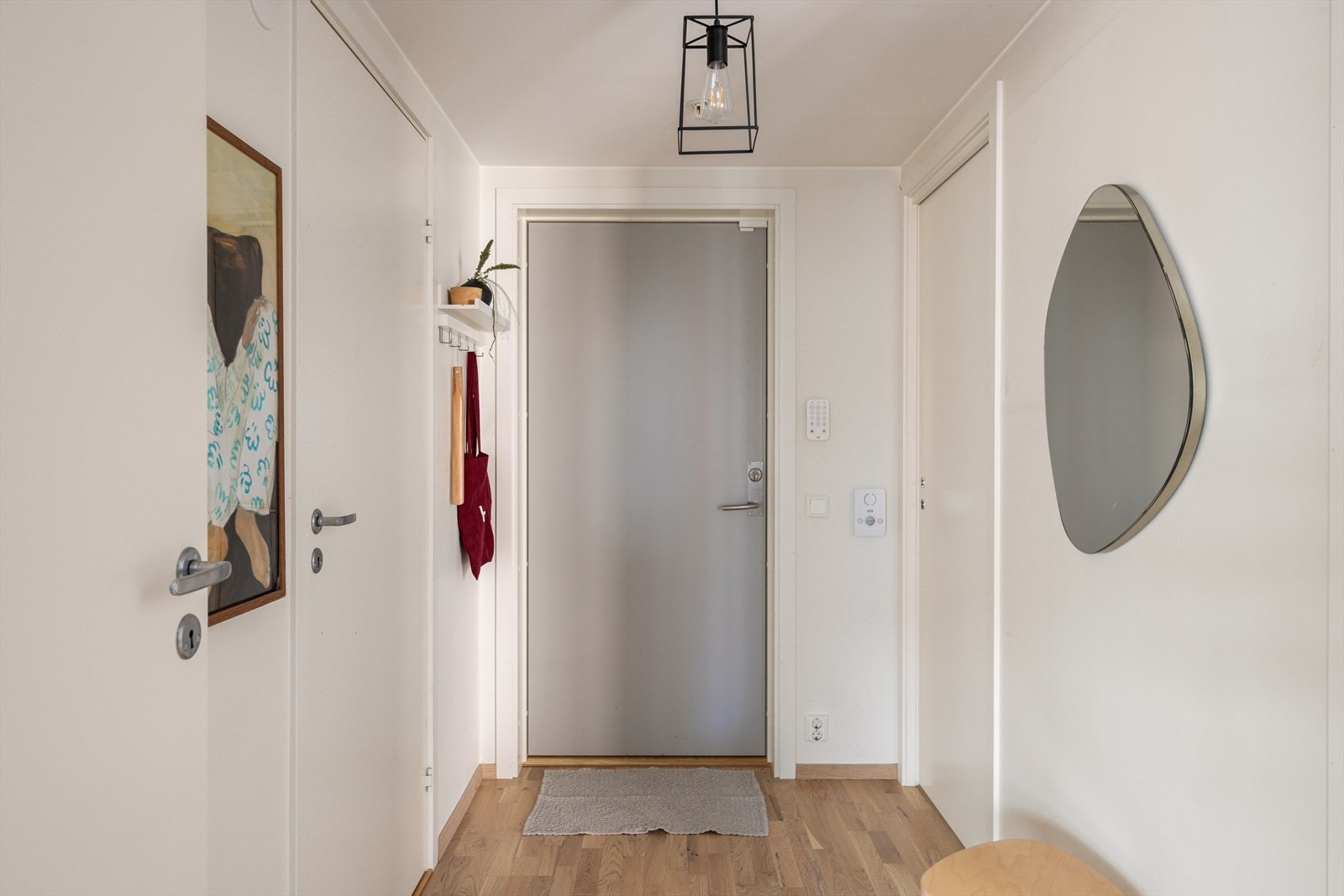 En romslig entré med god plass til oppbevaringsmøbler og diverse. Galleribilde