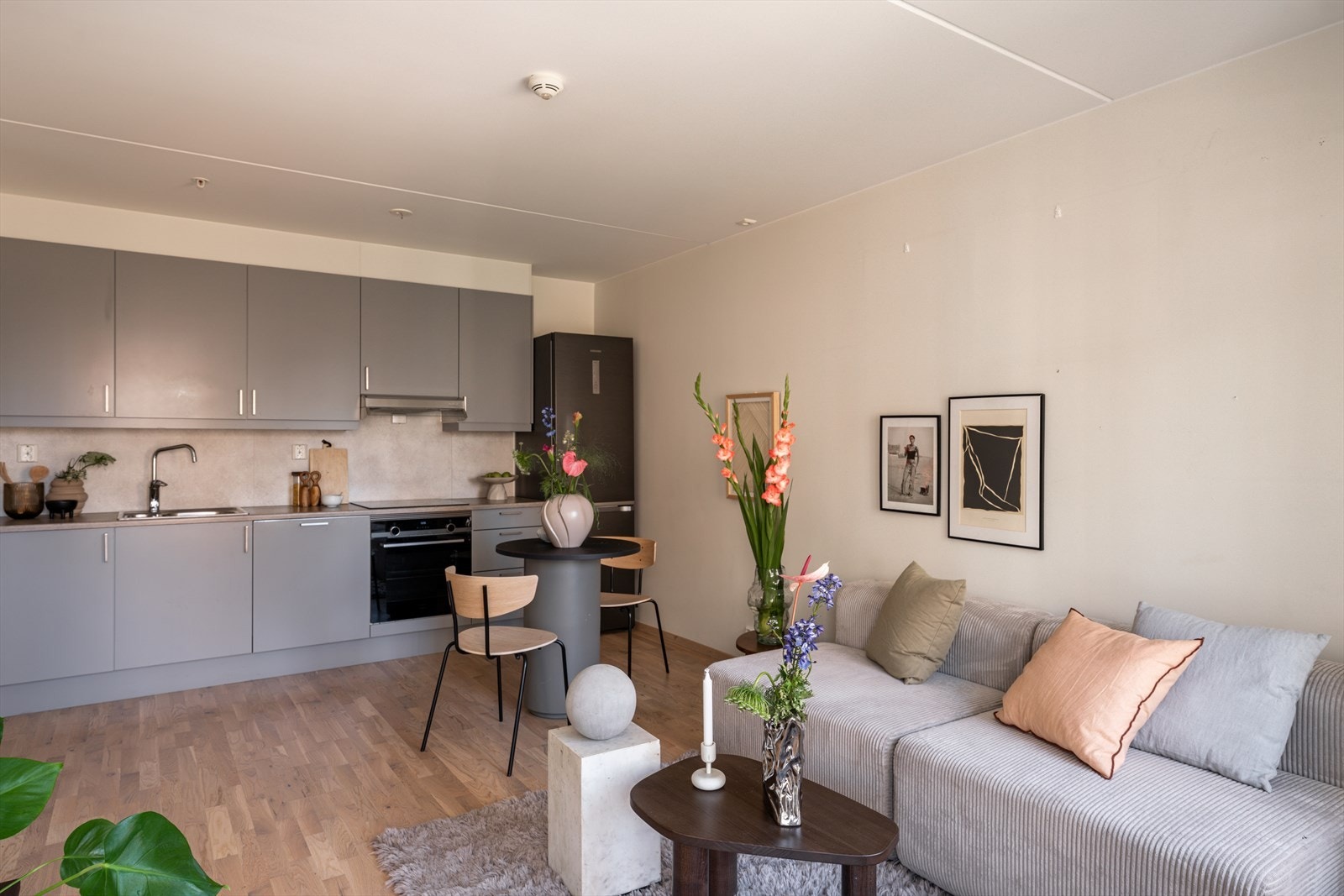 Boligen har en god planløsning som gir rom for både sofagruppe og spiseplass. Galleribilde