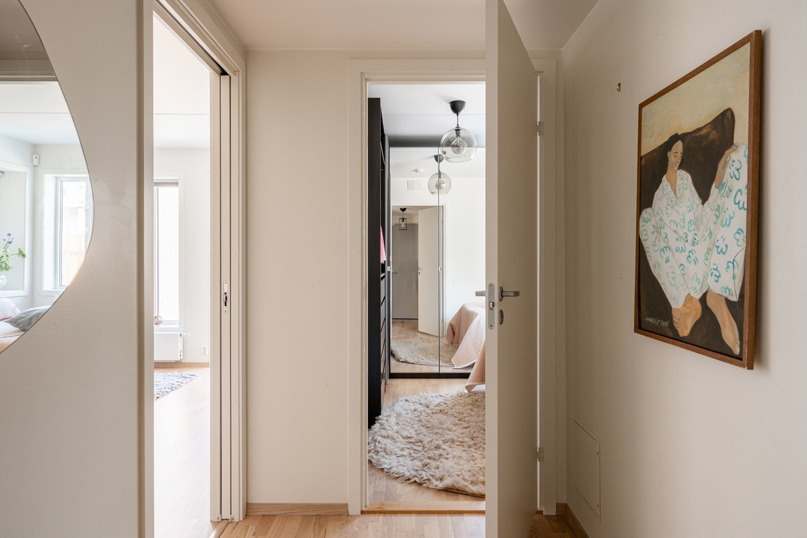 Boligen varmes opp med fjernvarme via radiatorer og varmtvann via felles anlegg så her har du LAVE strømutgifter! Galleribilde