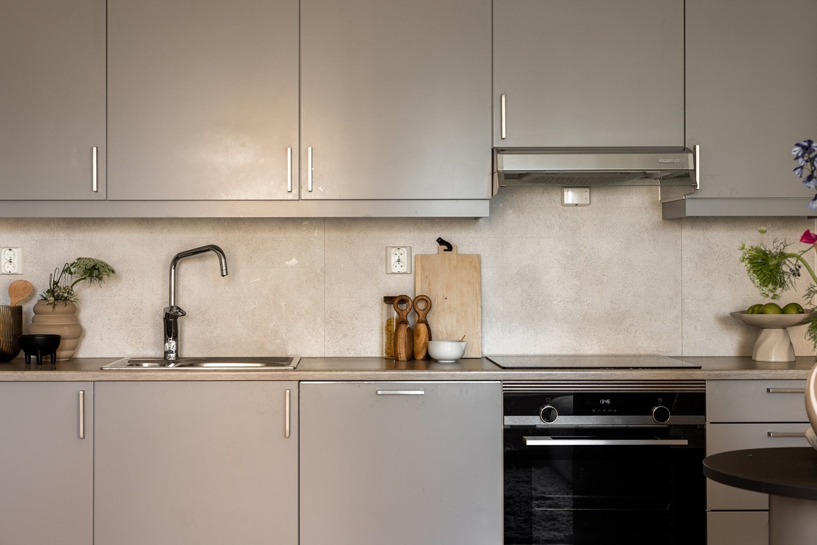 Kjøkkenet har moderne innredning med glatte fronter og en laminat benkeplate. Galleribilde