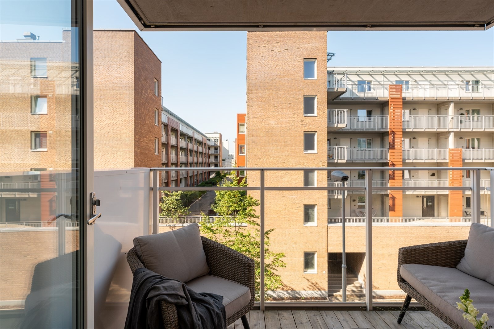 Boligen har en romslig balkong på ca. 7 kvm med god plass for innredning. Balkongen vender vestover og har gode solforhold. Galleribilde