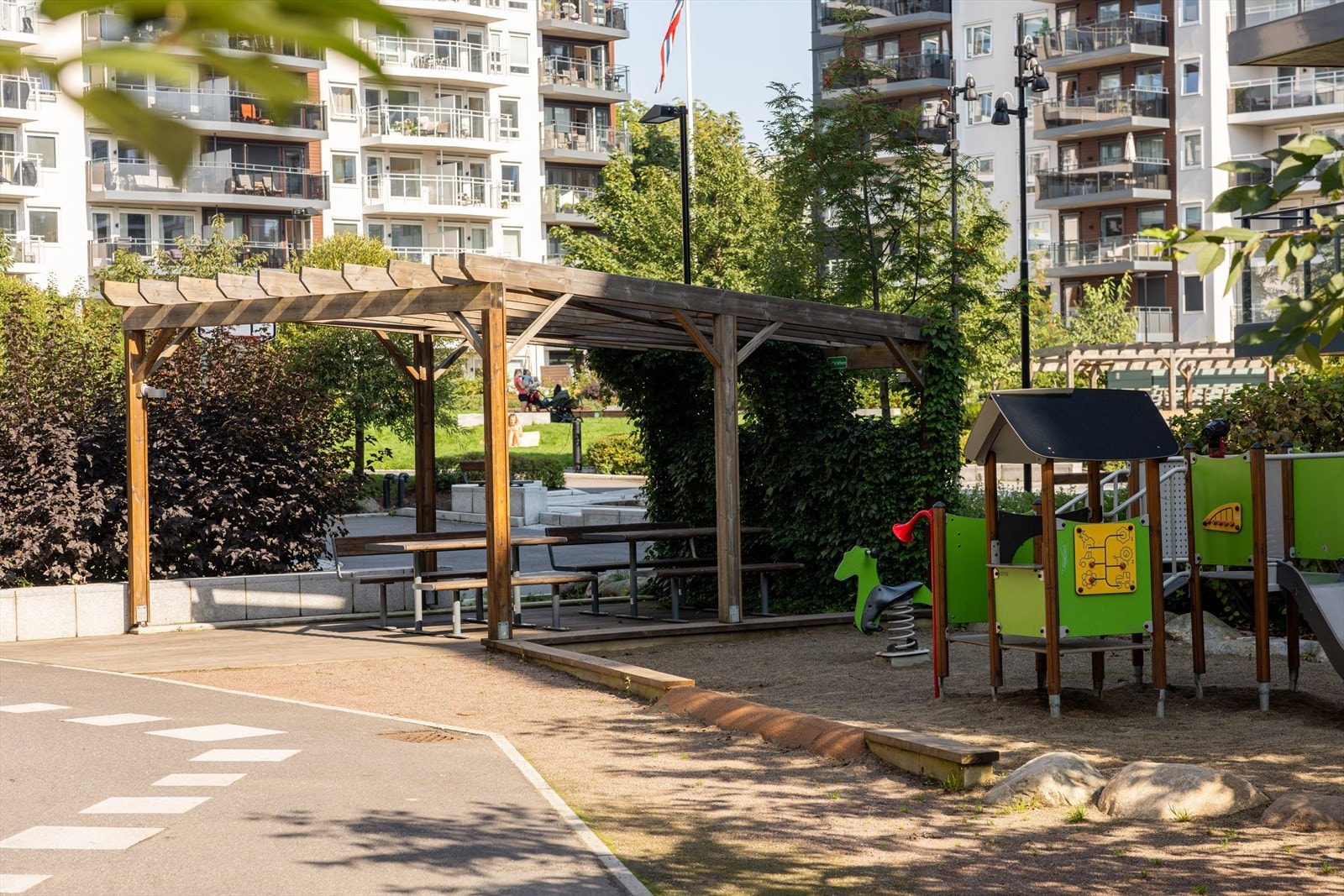 Her har du store grøntområder å boltre deg på med pergola, flere sittegrupper, fontene med lys på kvelden, ballpark og kaltrevegg. Det er også flere lekeplasser rundt i gårdsrommet. Galleribilde