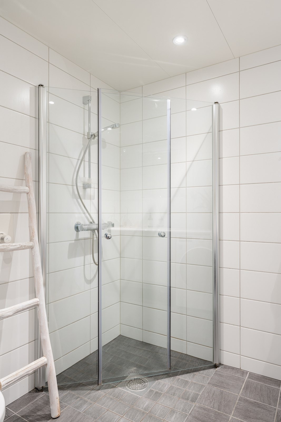 Ventilasjonen er koblet til byggets system, og badet er bygget etter TEK 10-standard. Det er downlights i taket og gulvvarme som gir en lun og behagelig atmosfære under morgen- og kveldstellet. Galleribilde