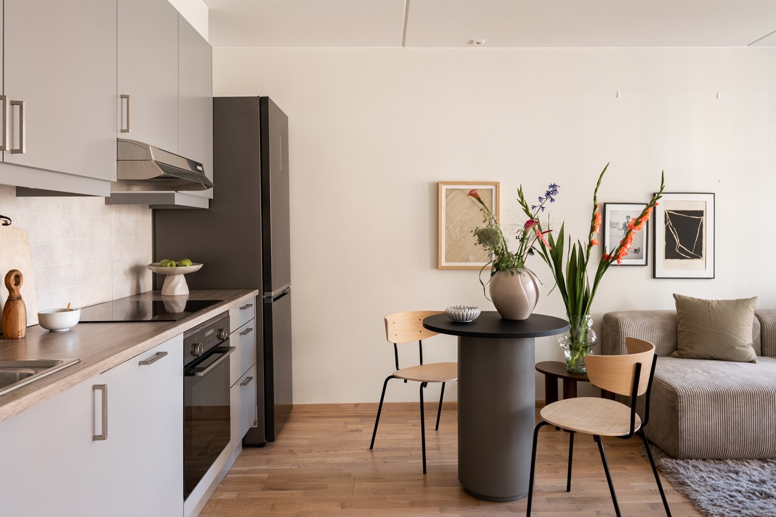 Kjøkkenet er godt utstyrt med oppvaskmaskin, komfyr, platetopp, vannstoppsystem og komfyrvakt, samt en ventilator med avtrekk ut. Galleribilde