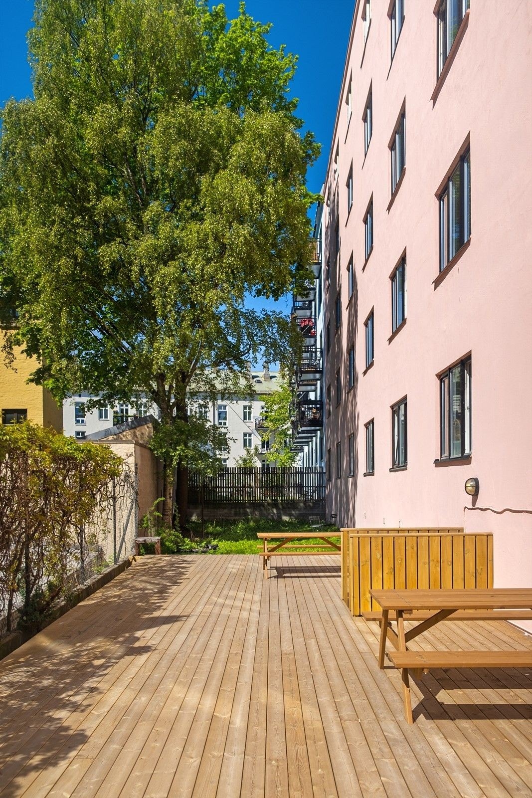 Nydelig felles bakgård som leiligheten i sin helhet vender ut mot Galleribilde
