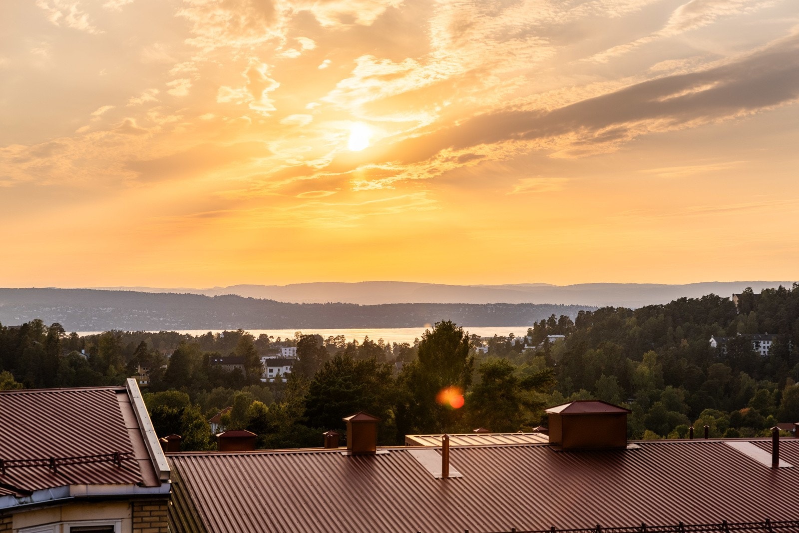 Utsikten fra den romslige balkongen er helt unik. Her kan man nyte solen fra kl. 12 til den går ned på kvelden. Galleribilde