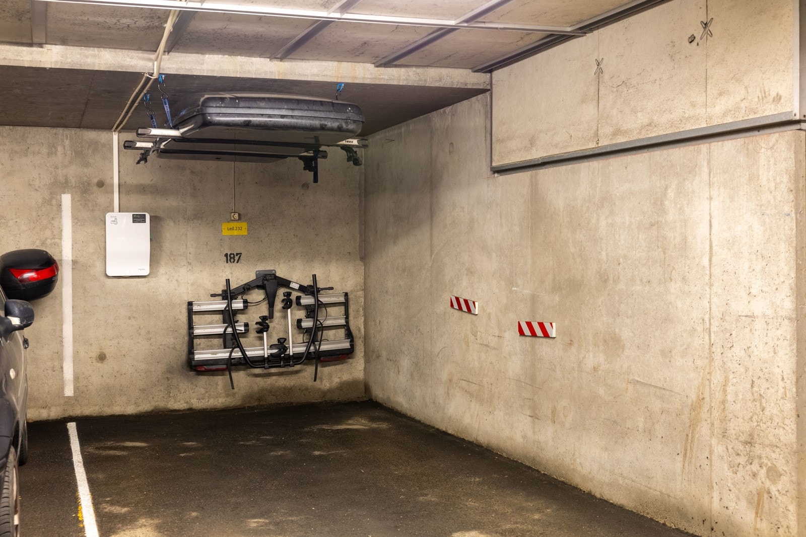 Leiligheten har en egen parkeringsplass merket 187 i felles garasjeanlegg med el-lader som medfølger salget. Galleribilde