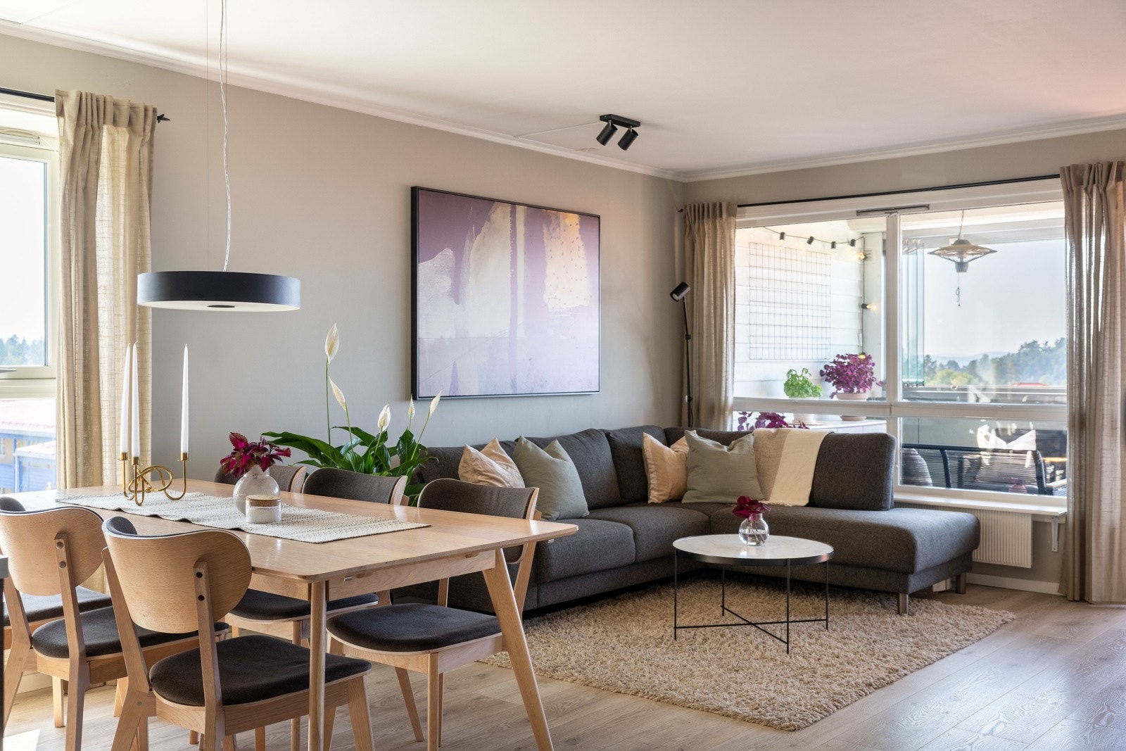 Stuen får rikelig med naturlig lys gjennom de store vindusflatene. Galleribilde