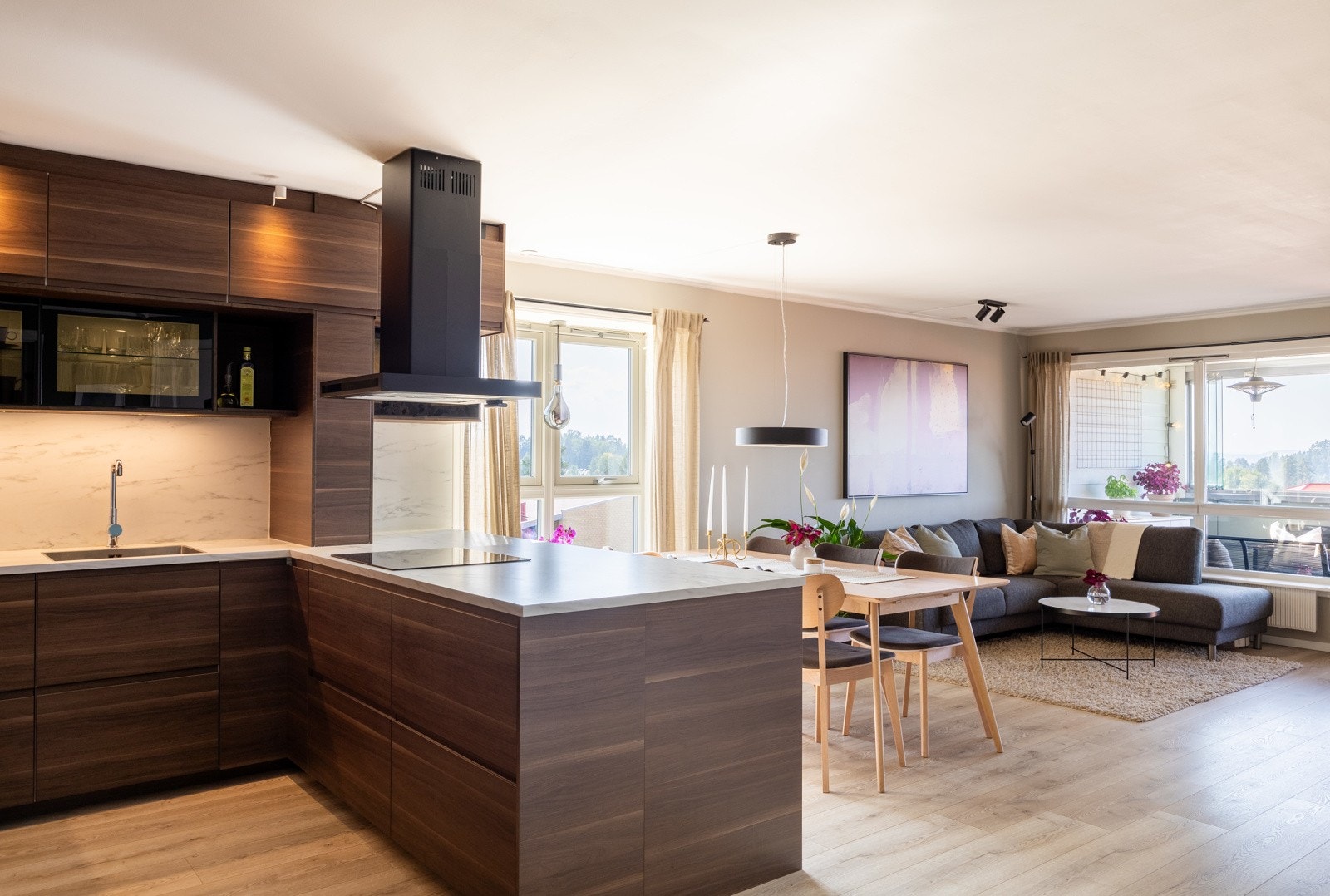 Leilighetens gulvflater er dekket med laminat som er fra 2019. Galleribilde