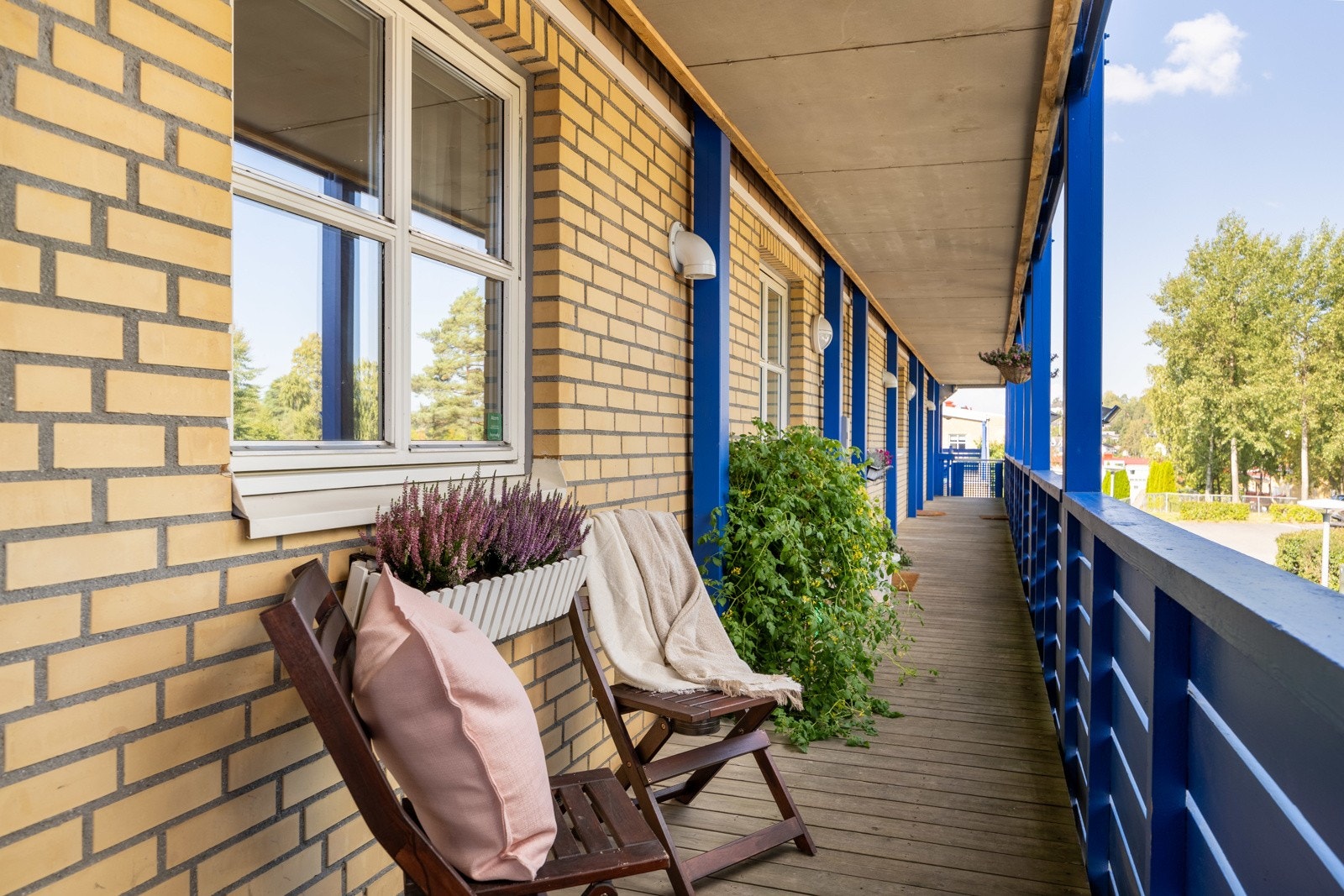 Hyggelig uteplass ved entré. Her kommer morgensolen, og man kan nyte den sammen med en kopp kaffe. Galleribilde