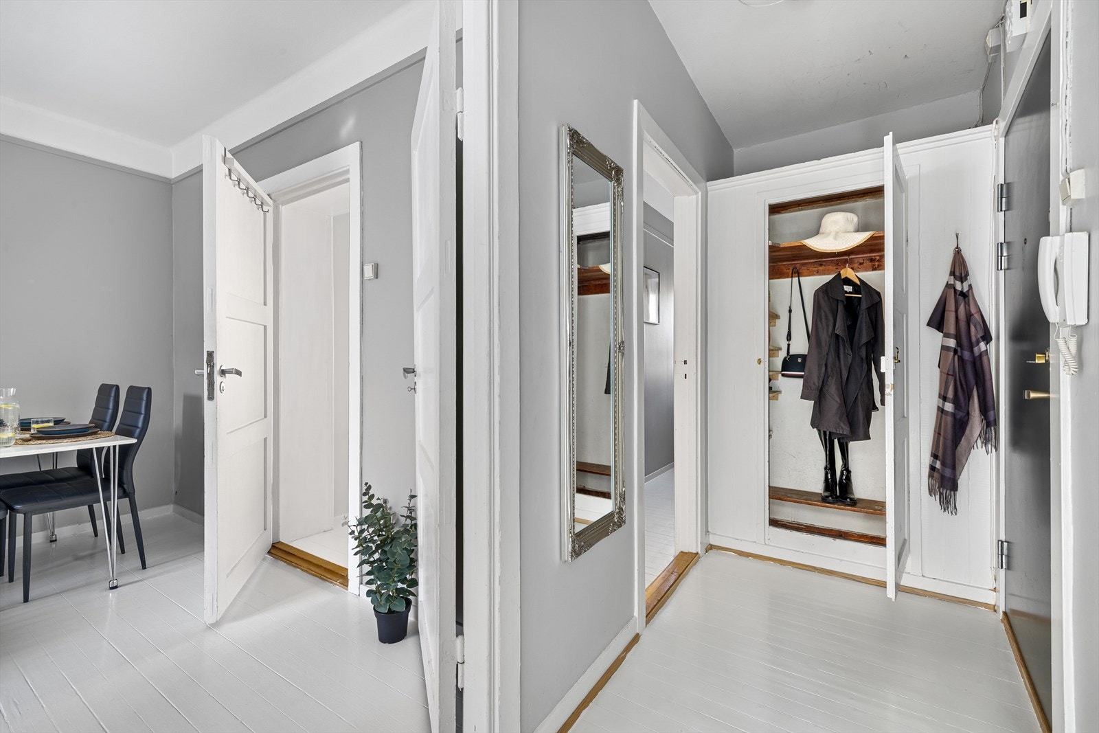 Romslig entrè med direkte tilgang til de fleste av leilighetens rom. Galleribilde