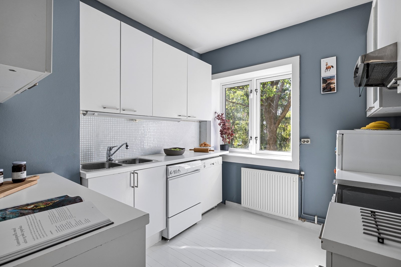 Flott kjøkken med rikelig med skap- og benkeplass. Galleribilde