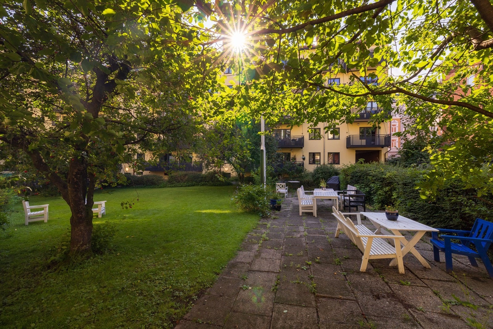 Rolig og fin fellesområder. Her kan man benytte seg av grillen i felles hage. Galleribilde
