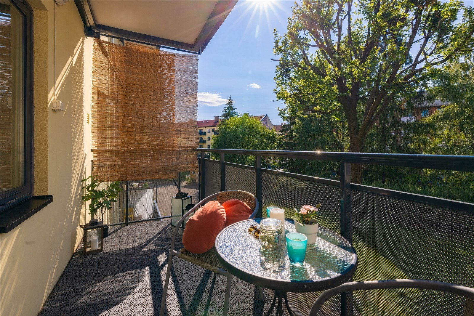 Fantastisk balkong med utsyn over grønne fellesarealer. Galleribilde