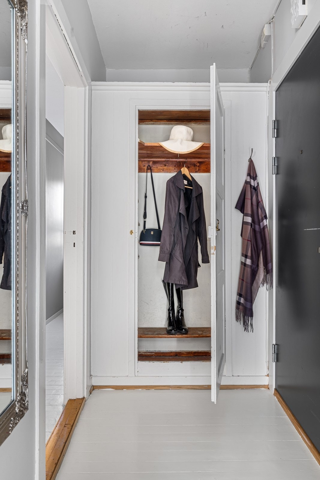 En funksjonell og praktisk gang med garderobenisje. Galleribilde