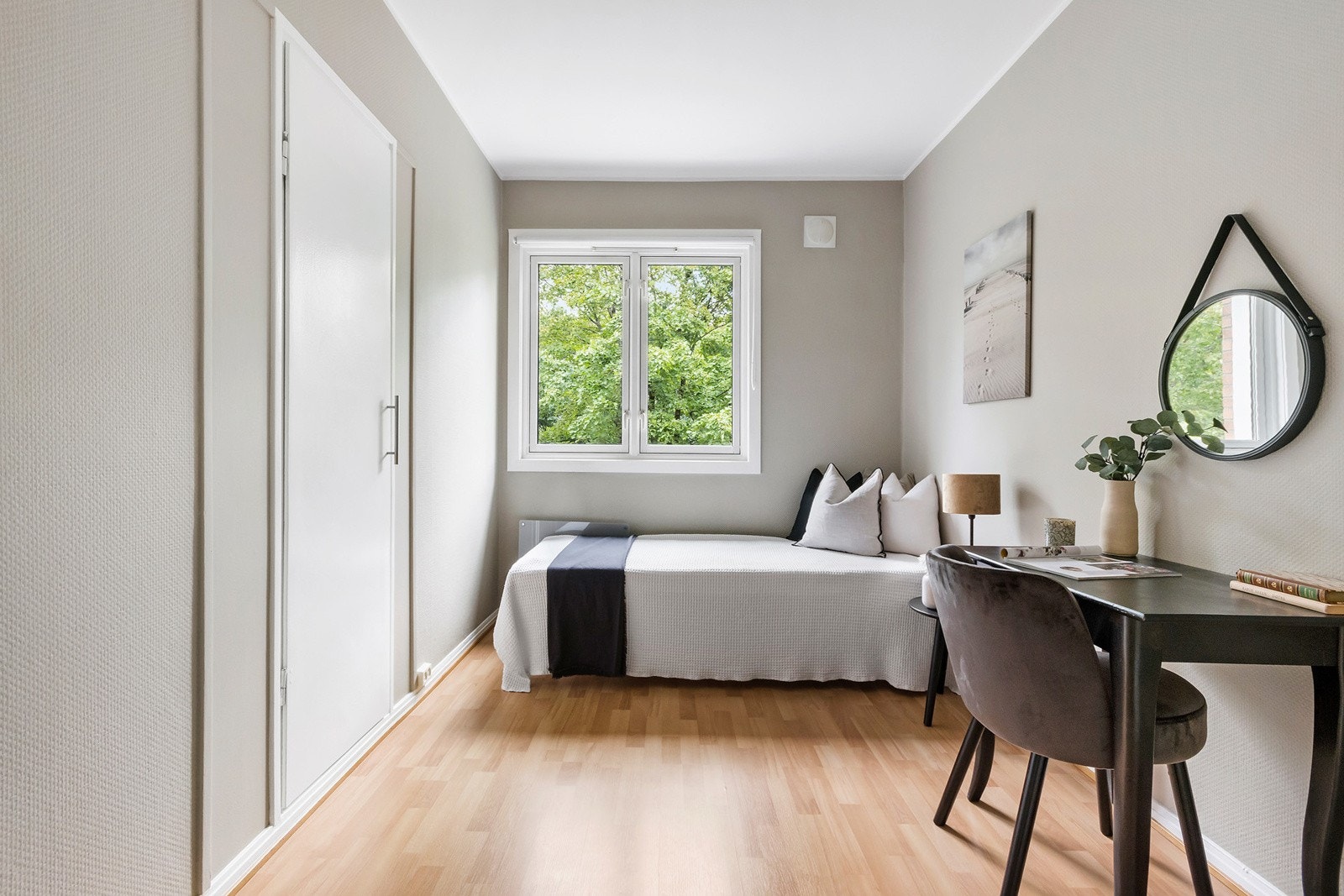 Soverom 2 med plass til dobbeltseng Galleribilde