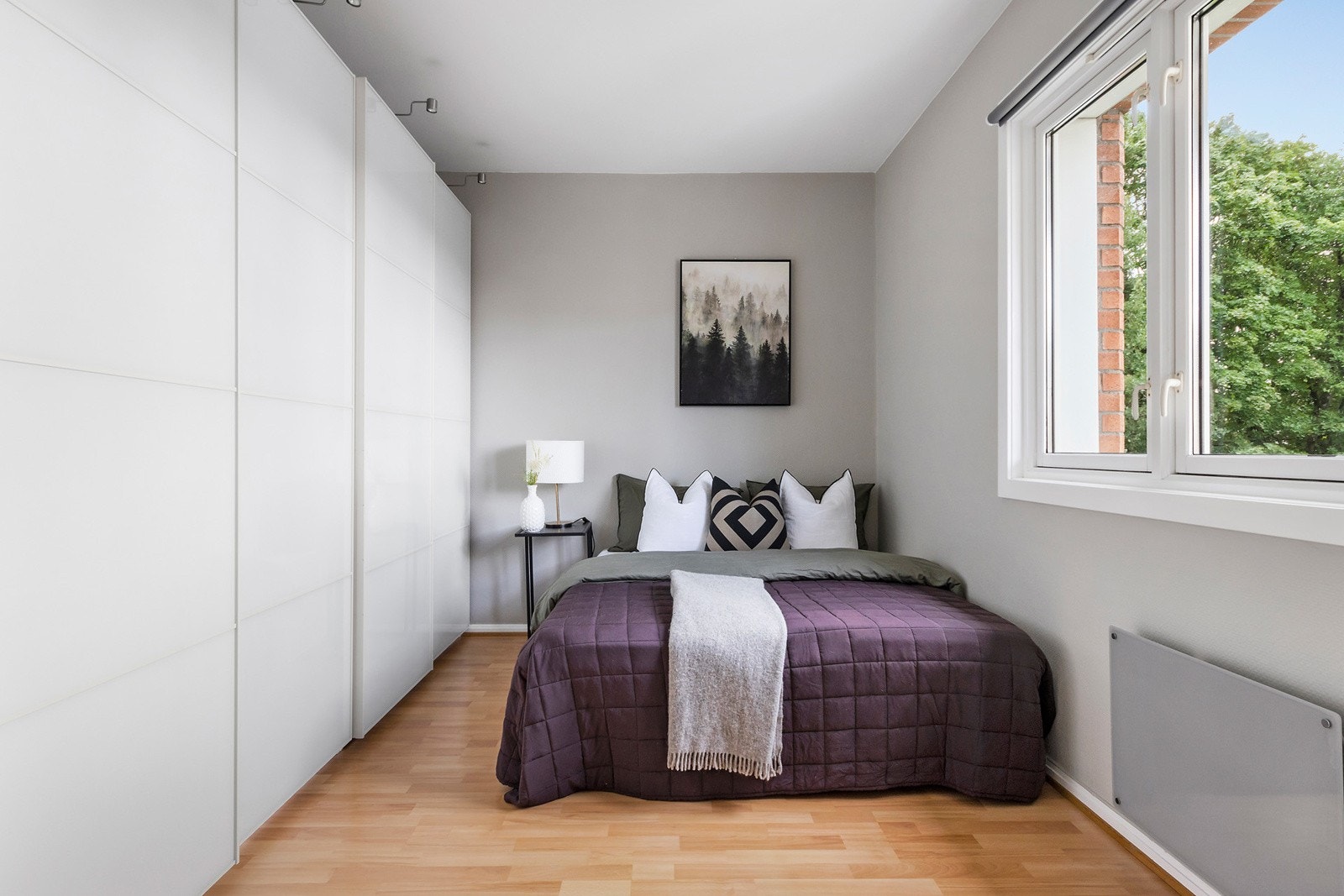 Soverom 1 er utstyrt med skyvedørsgarderobe Galleribilde