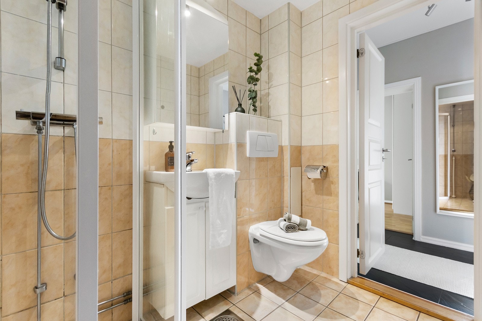 Badet har opplegg til vaskemakin, downlights i tak og varme i gulv Galleribilde