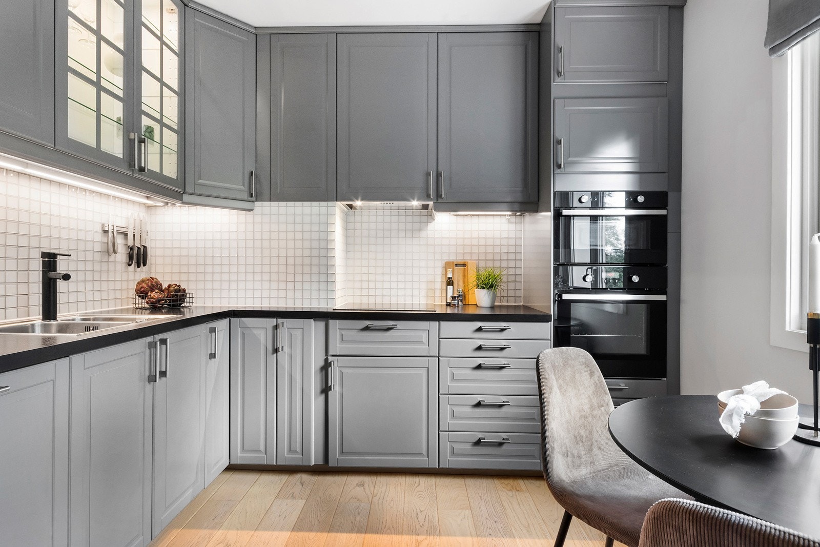 Kjøkkeninnredningen har profilerte fronter og laminat benkeplate Galleribilde