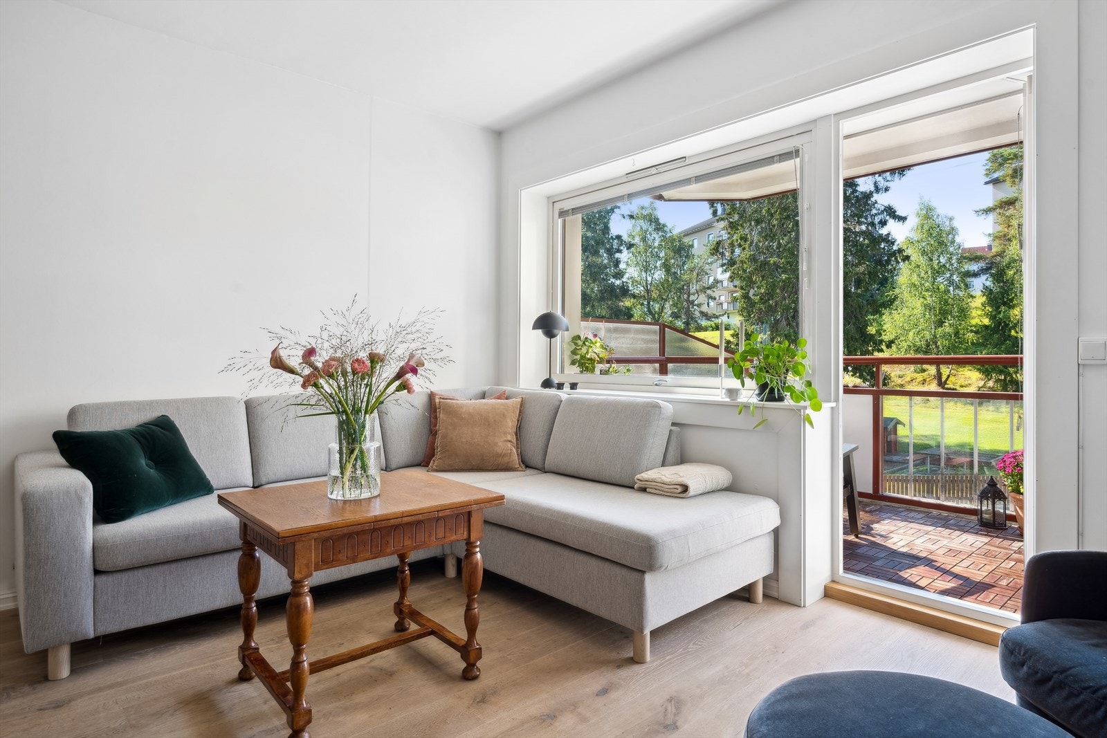 En romslig stuedel med store vinduer som slipper inn rikelig med naturlig lys. Galleribilde