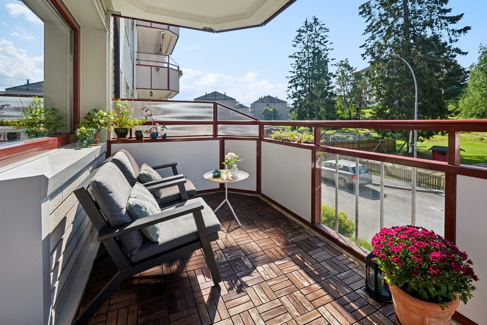 Fra stuen er det direkte utgang til en solrik balkong på ca. 7,4 m². Her kan det møbleres med sittegrupper og grill, hvor varme sommerdager kan nytes med flott utsyn over grønne omgivelser. Galleribilde