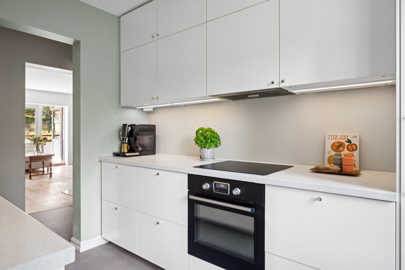 Lekker Ikea kjøkkeninnredning fra 2019. Innredning med glatte, folierte fronter. Galleribilde