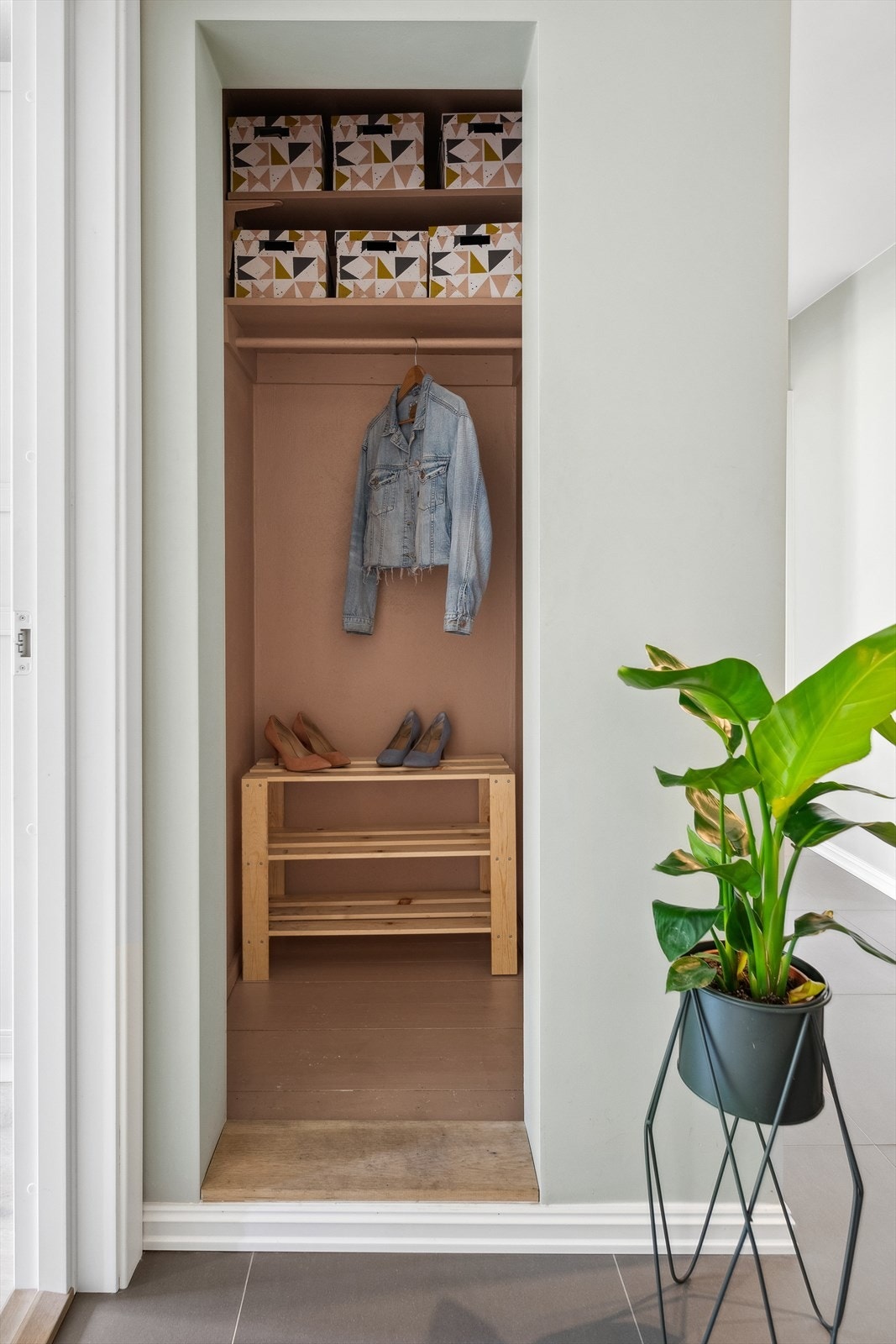 Det er plass til å henge fra seg yttertøy og sette fra seg sko før man går videre inn i en gang med praktisk adkomst til alle boligens rom. Galleribilde