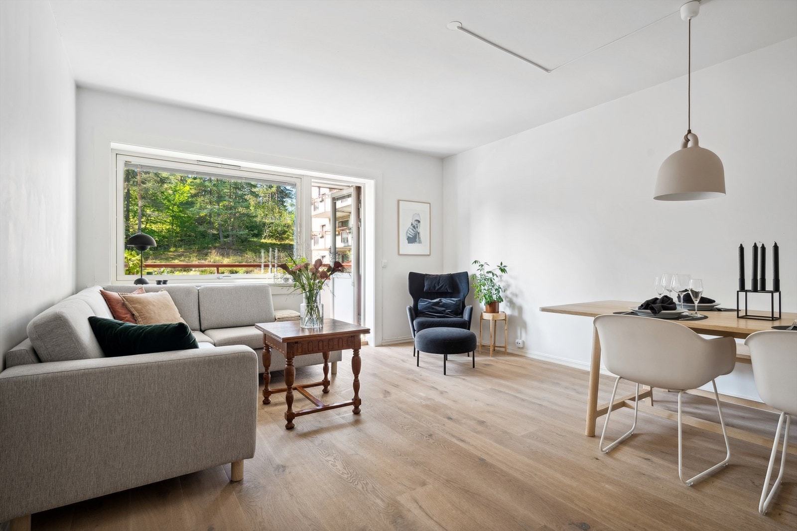Dette er en attraktiv og gjennomgående 4-roms leilighet. Her bor du tilbaketrukket til mot lekeplass, trivelig område og med turløype rett utenfor døren. Galleribilde