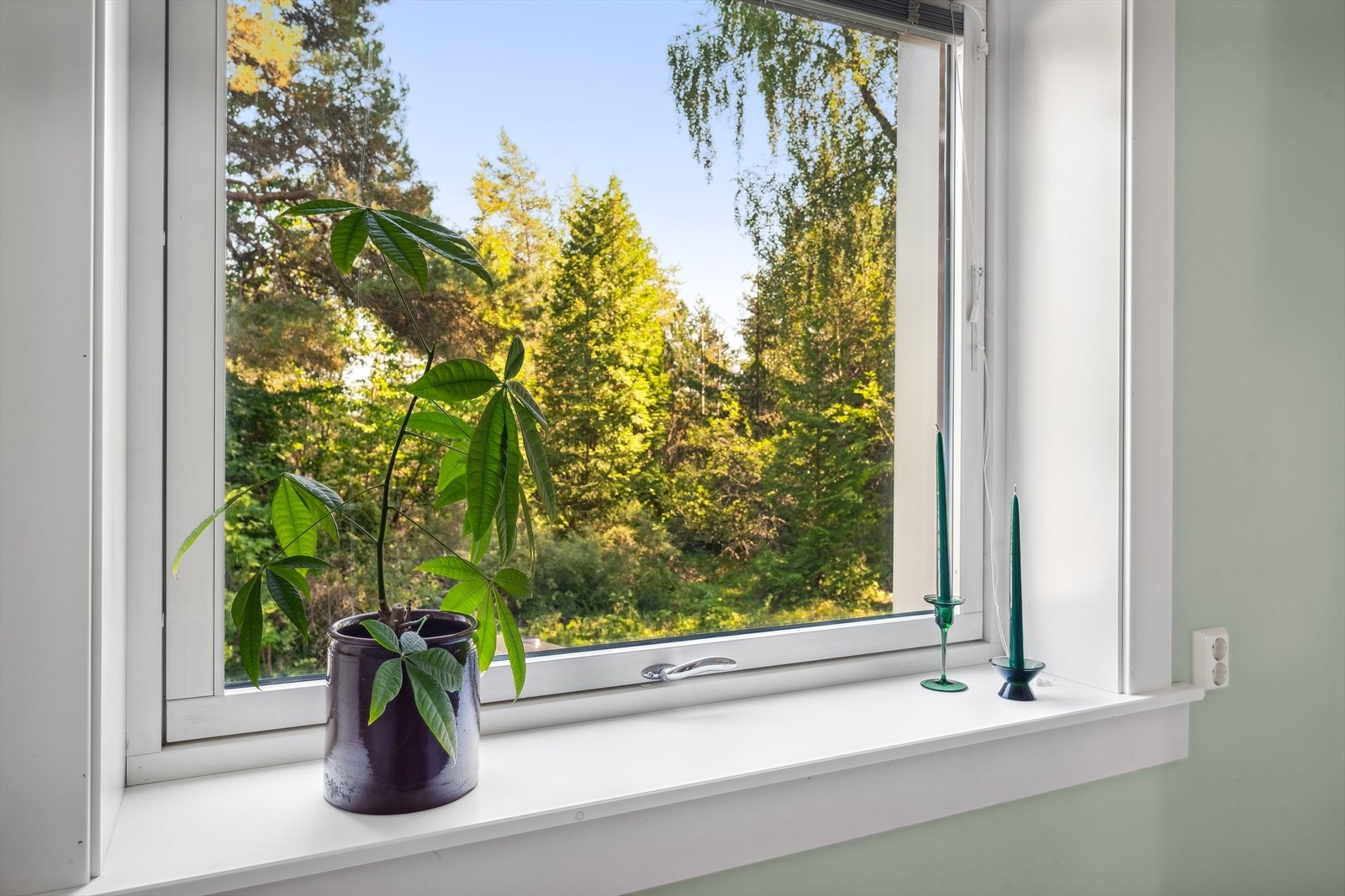 Det er plass til et hyggelig frokostbord ved vinduet. Galleribilde