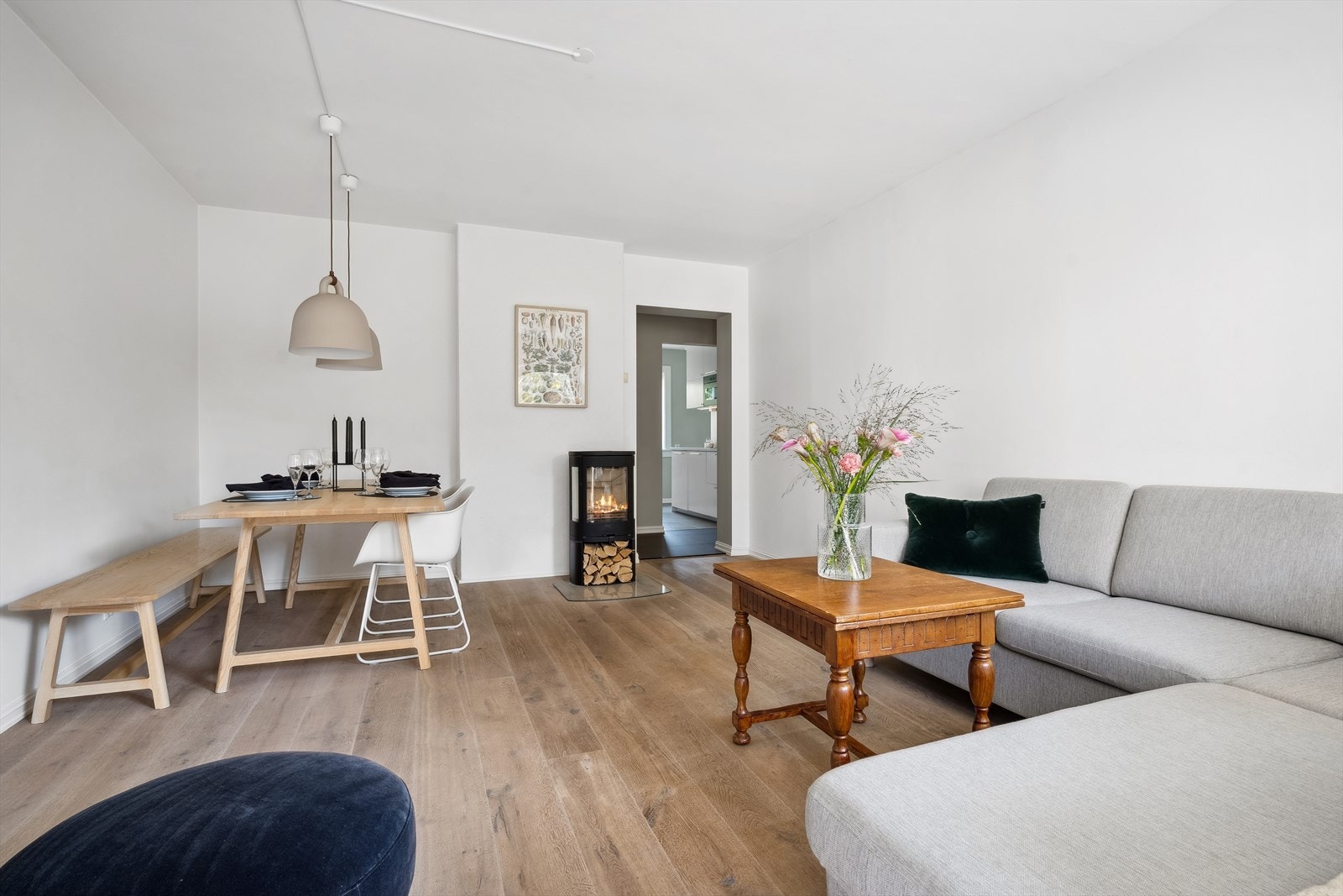 Stuen har flere møbleringsmuligheter med god plass til både spisestuebord, sofagruppe og annet ønskelig møblement. Galleribilde