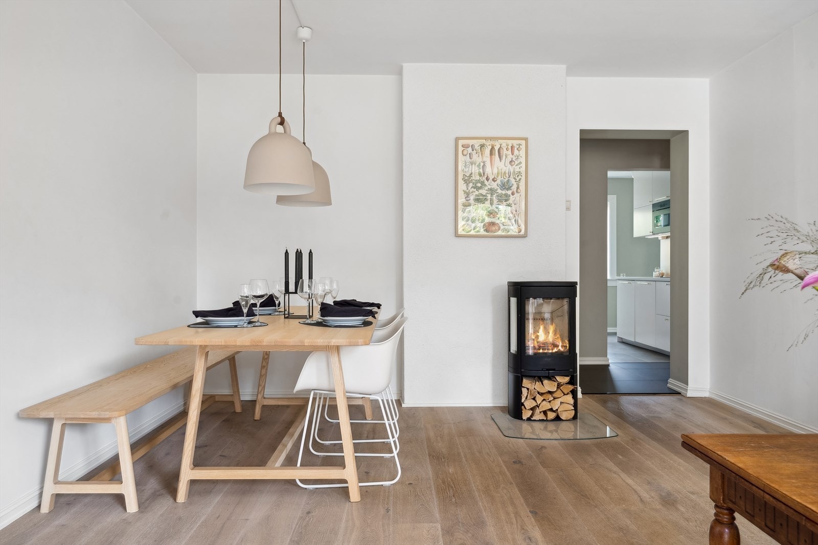 Stuen byr i tillegg på gode kvaliteter - en flott peis som varmer godt på høst- og vinterhalvåret. Galleribilde