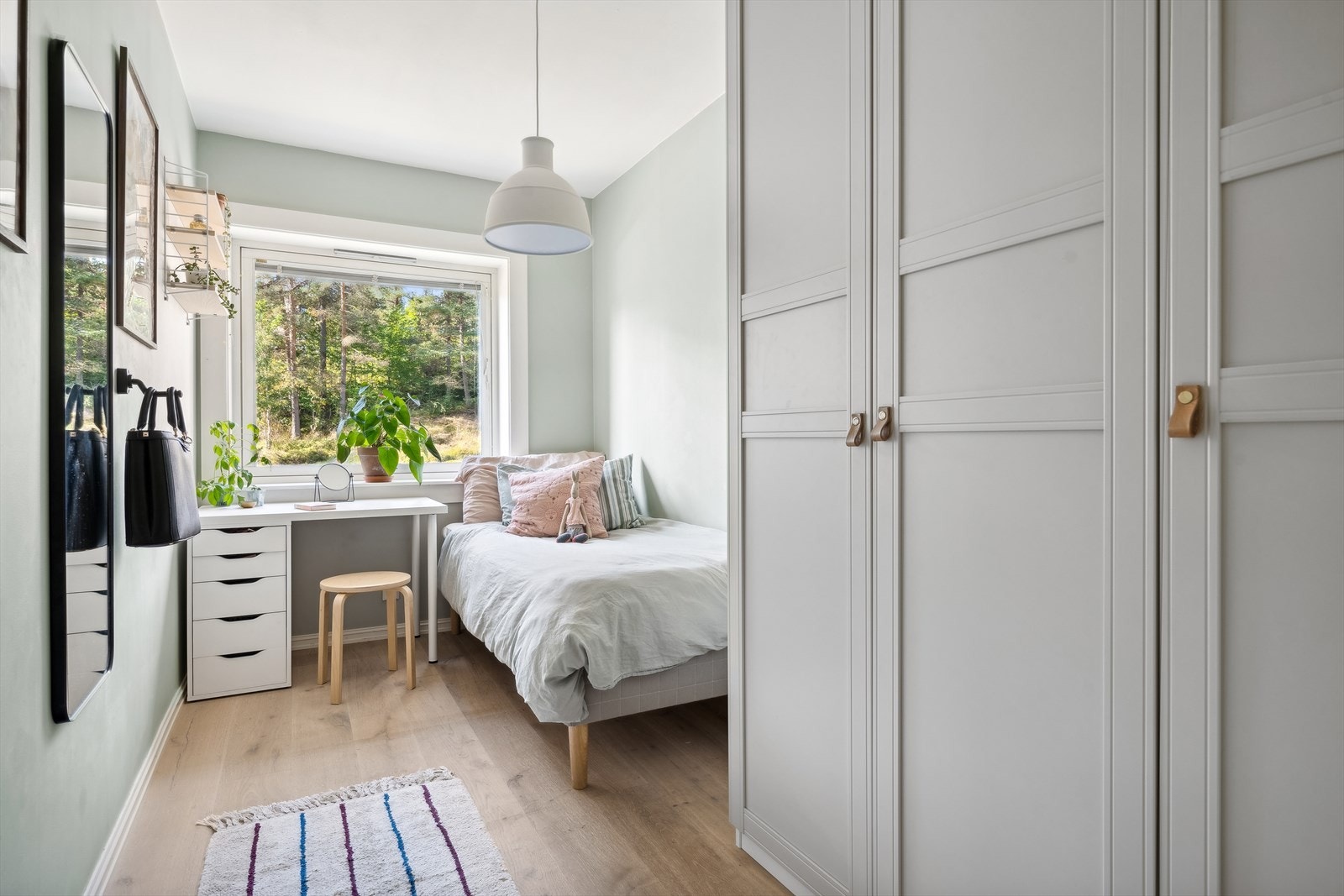 Soverom III. Det er god plass til seng, skrivebord og garderobeskap. Galleribilde