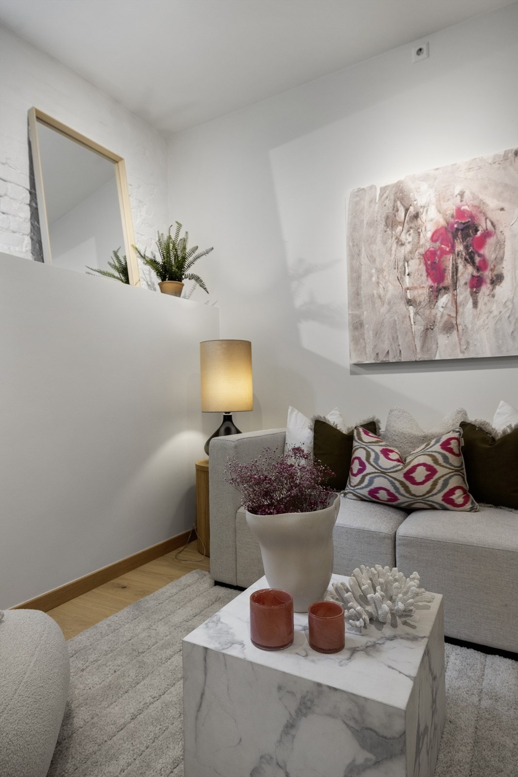 Hyggelig stue, hvor teglsteinen i ytterveggen er synlig. Galleribilde