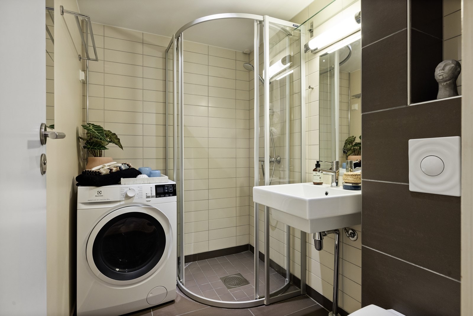 Delikat baderom med varmekabler i gulvet. Badet er fra 2005. Galleribilde