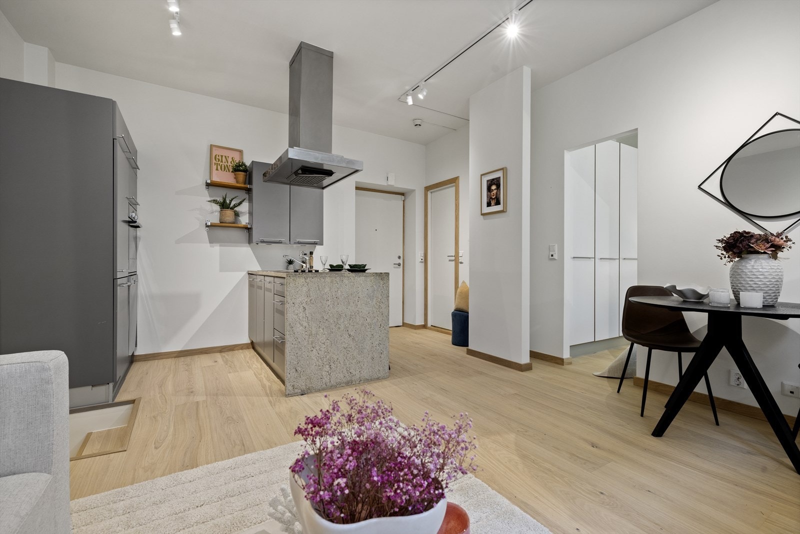 Kjøkkenet er i åpen løsning mot stuen. Galleribilde