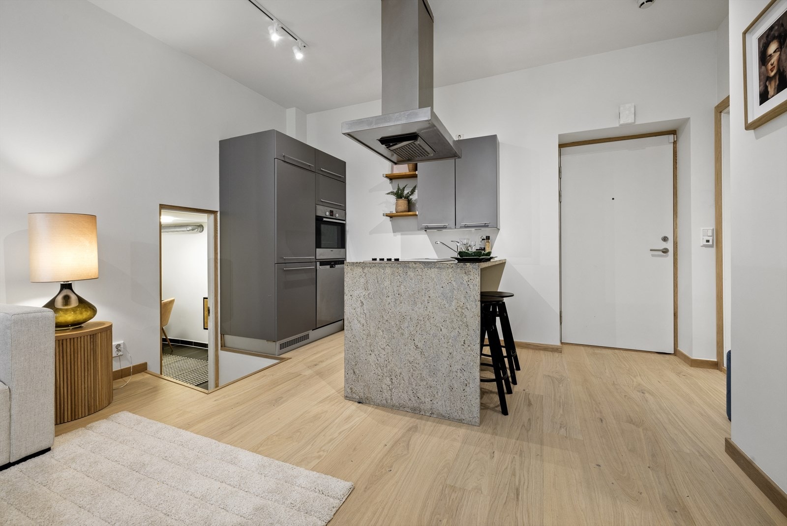 Kjøkken sett fra stuen. Til høyre er det adkomst til 2 praktiske boder. Galleribilde