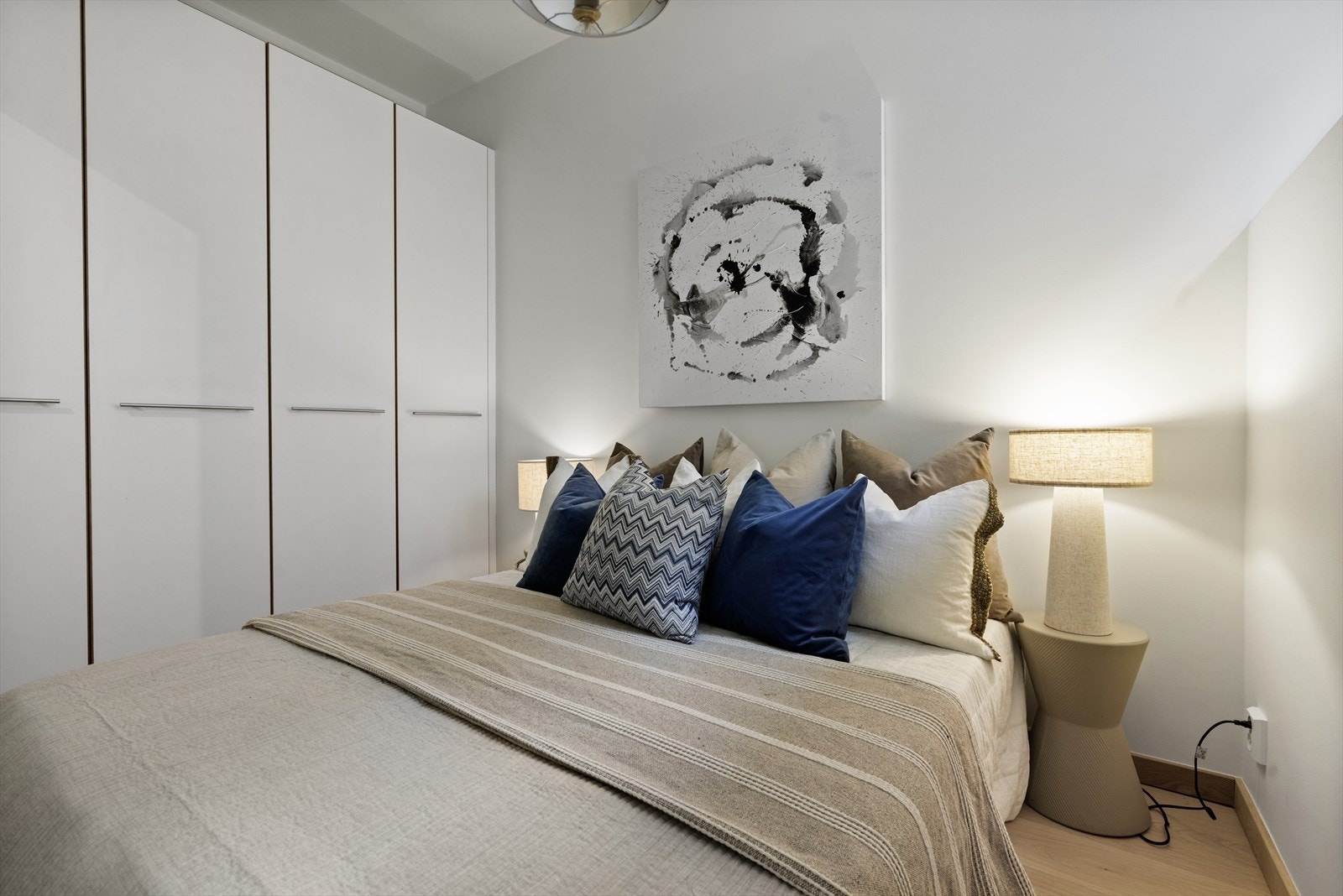 Soverommet har godt med skapplass. Galleribilde