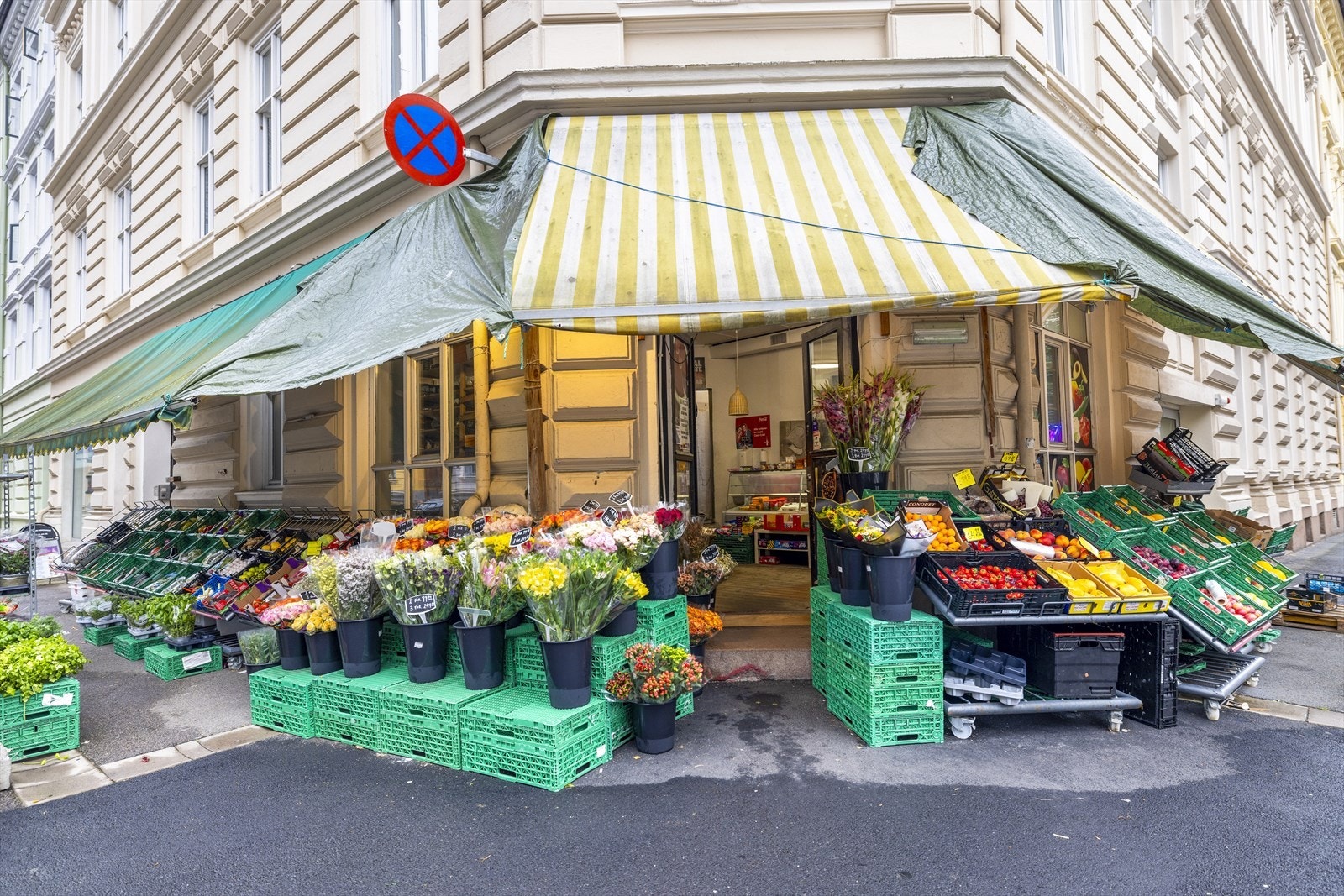 Rett over gaten finner du en hyggelig grønnsaksbutikk. Galleribilde