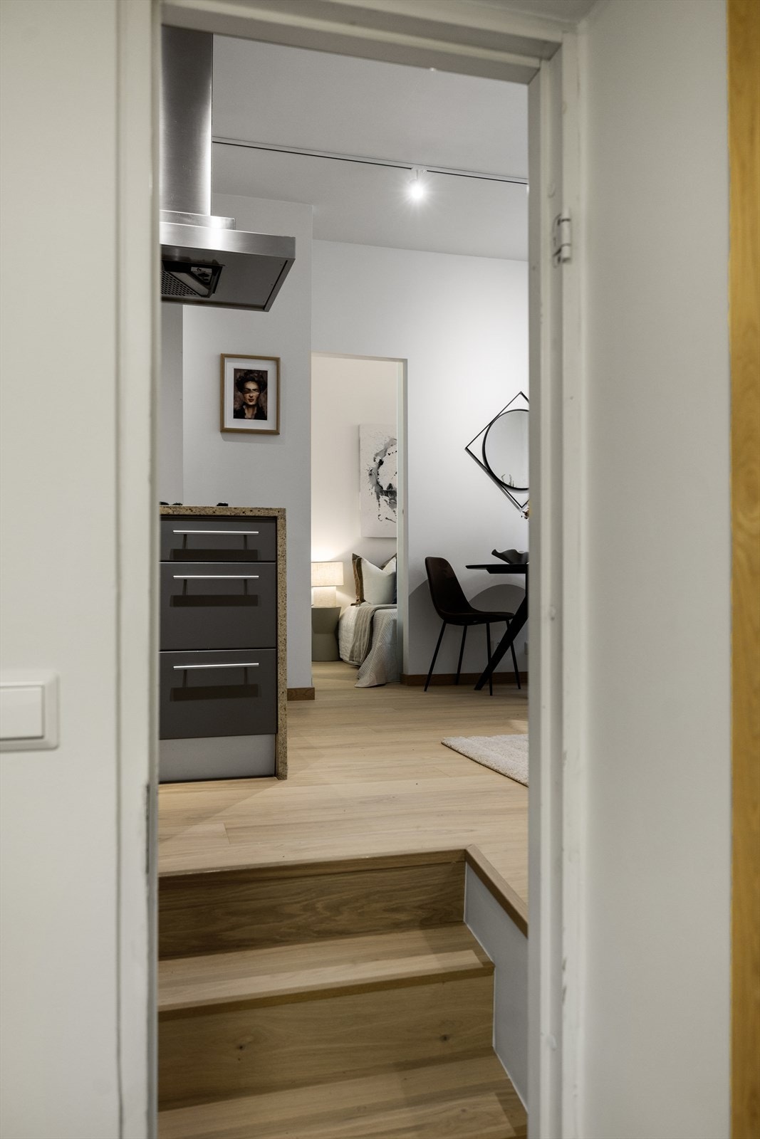 Adkomst til boden 2 trappetrinn ned fra kjøkken/stue. Galleribilde