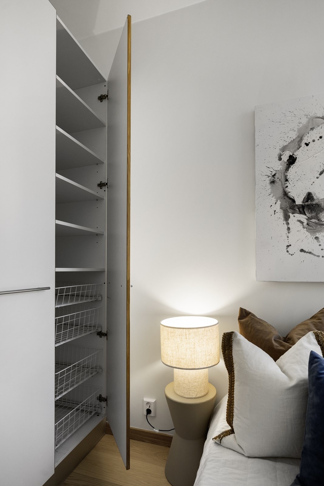 Skapene er innredet med hyller, skuffer og plass til heng. Galleribilde