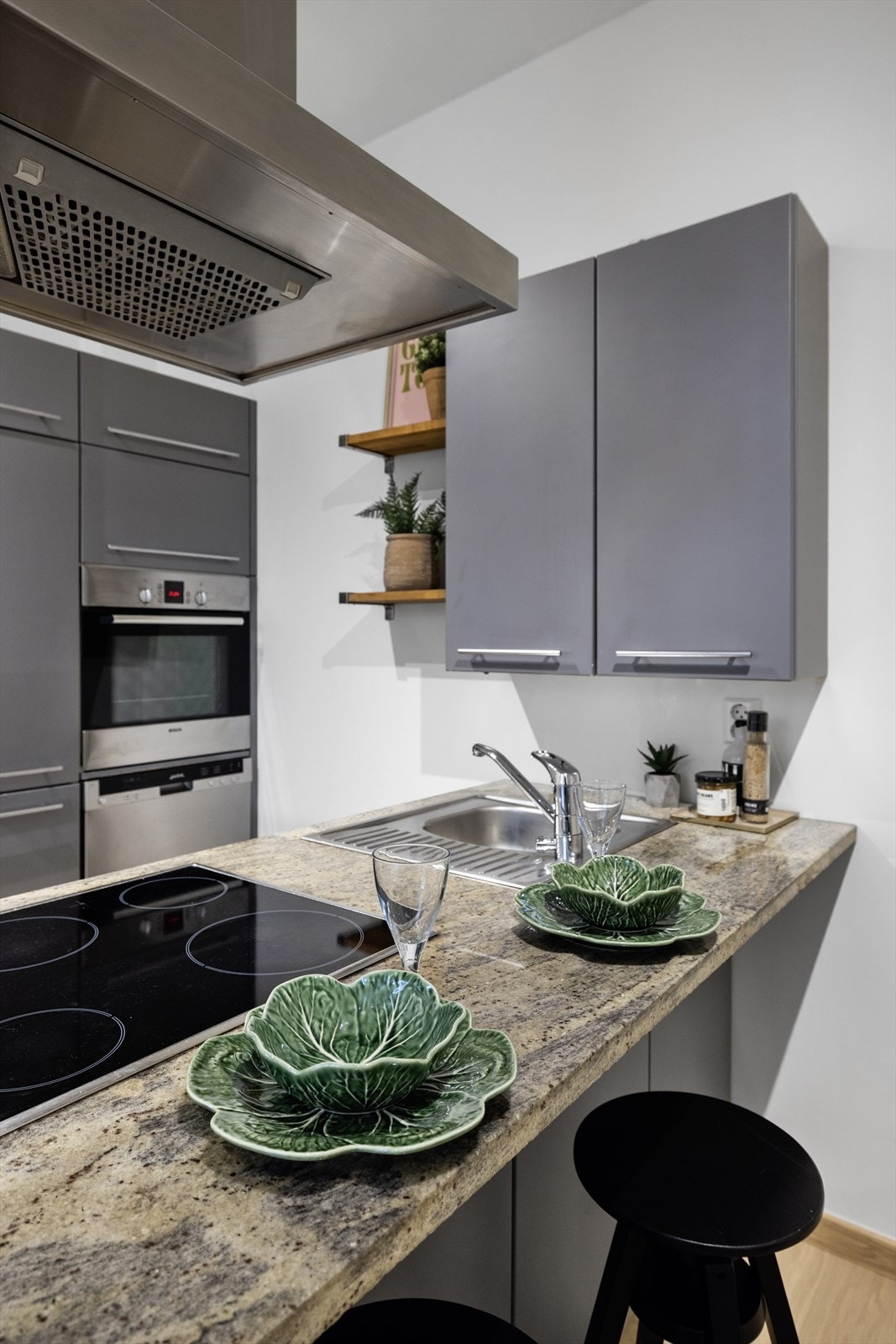 Hyggelig barløsning ved kjøkkenbenken. Galleribilde