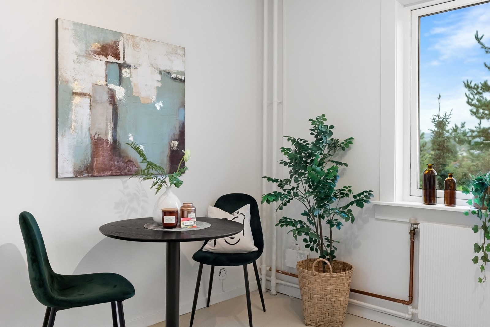 Det er også plass til spisebord med tilhørende spisestoler. Galleribilde