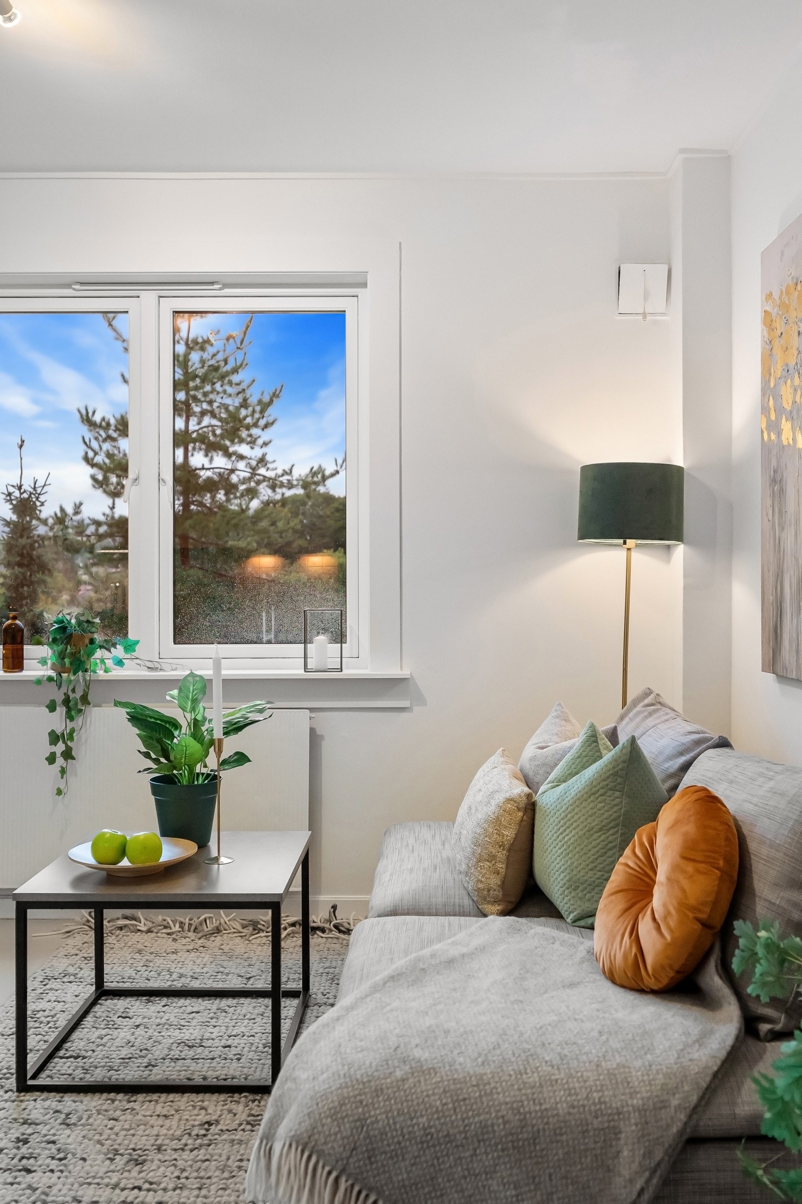 Store vindusflater som slipper til rikelig med naturlig lys. Galleribilde