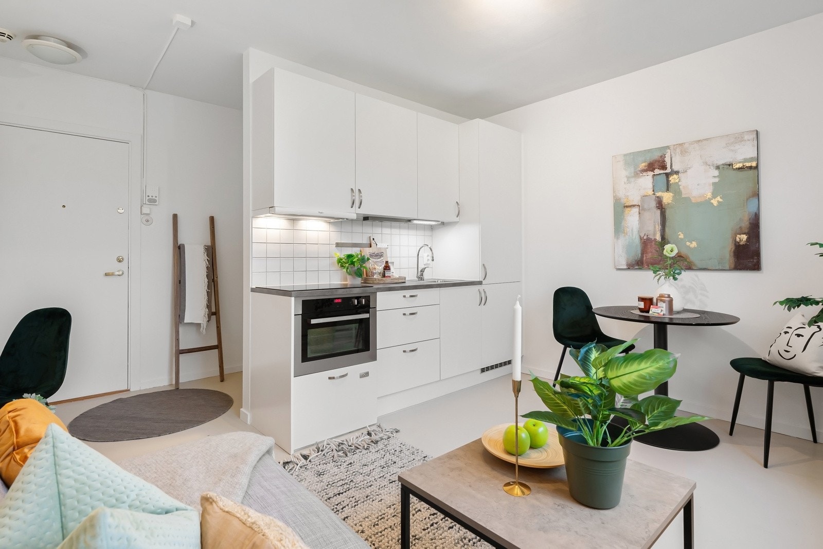 Lekkert og moderne kjøkken som består av hvite, glatte fronter og benkeplate i laminat. Galleribilde