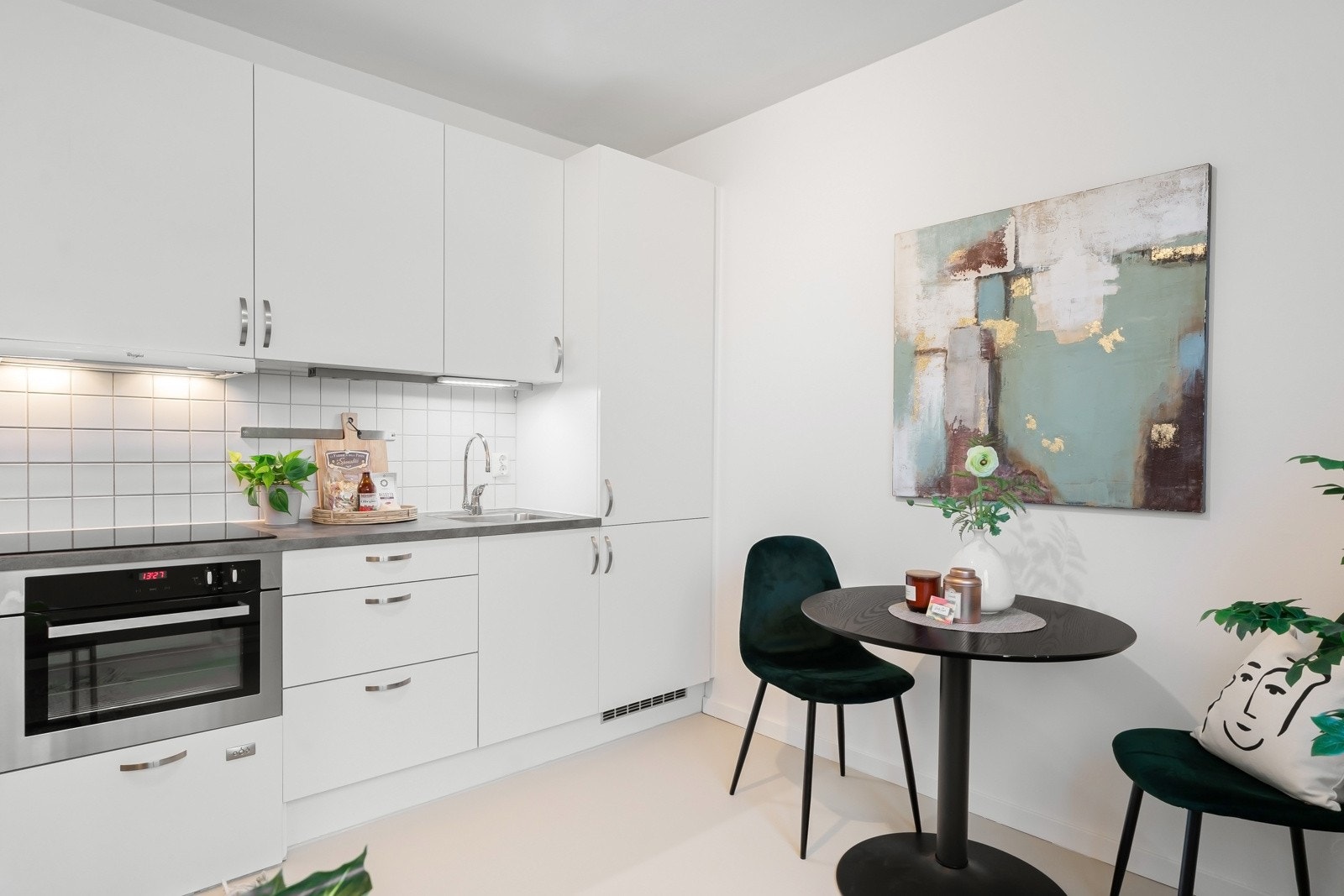 Hvitevarene består av platetopp, stekeovn, oppvaskmaskin og kjøl-/fryseskap. Galleribilde