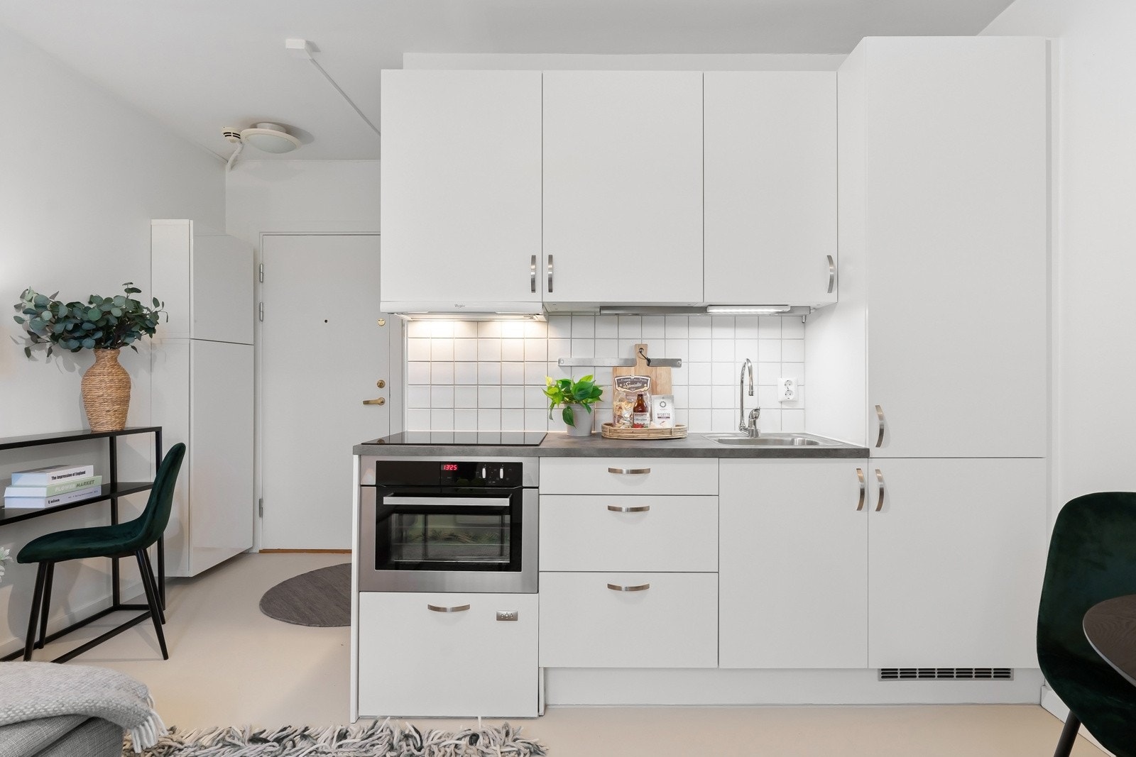 Rikelig med skap- og benkeplass. Galleribilde