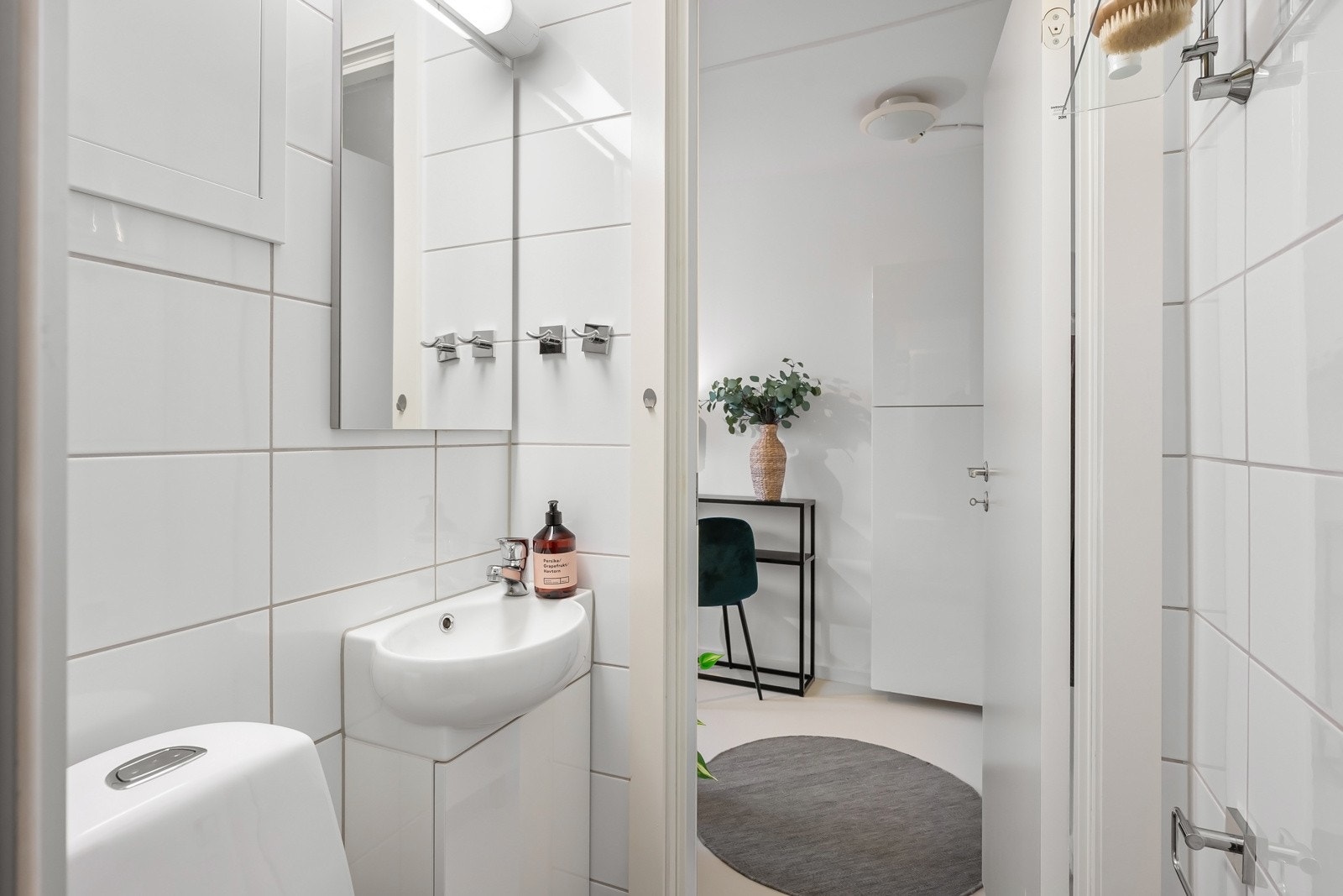 Varme i gulv og god belysning. Fellesvaskeri i kjeller. Galleribilde