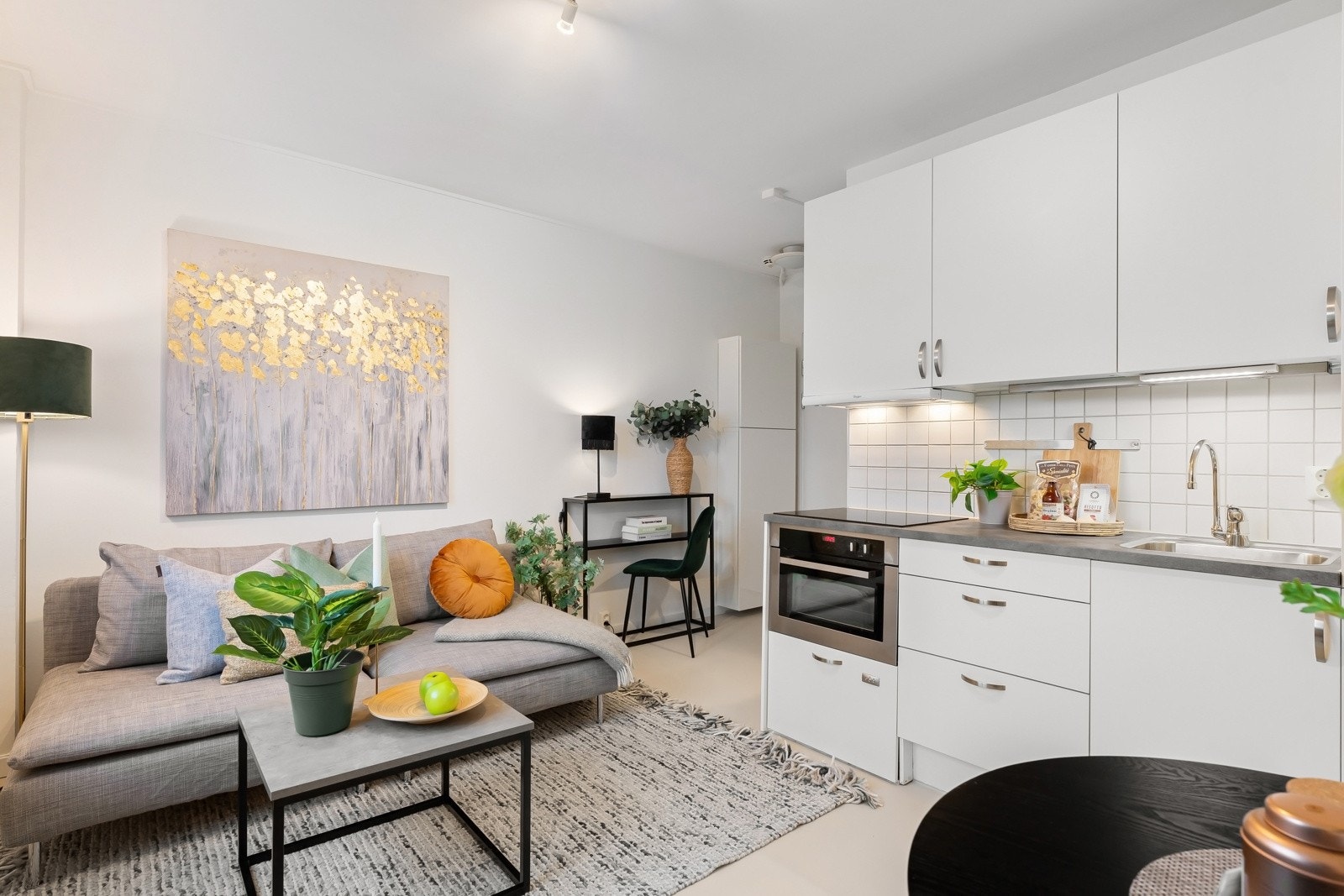 Åpen kjøkken- og stueløsning gir boligen et luftig og sosialt preg. Galleribilde